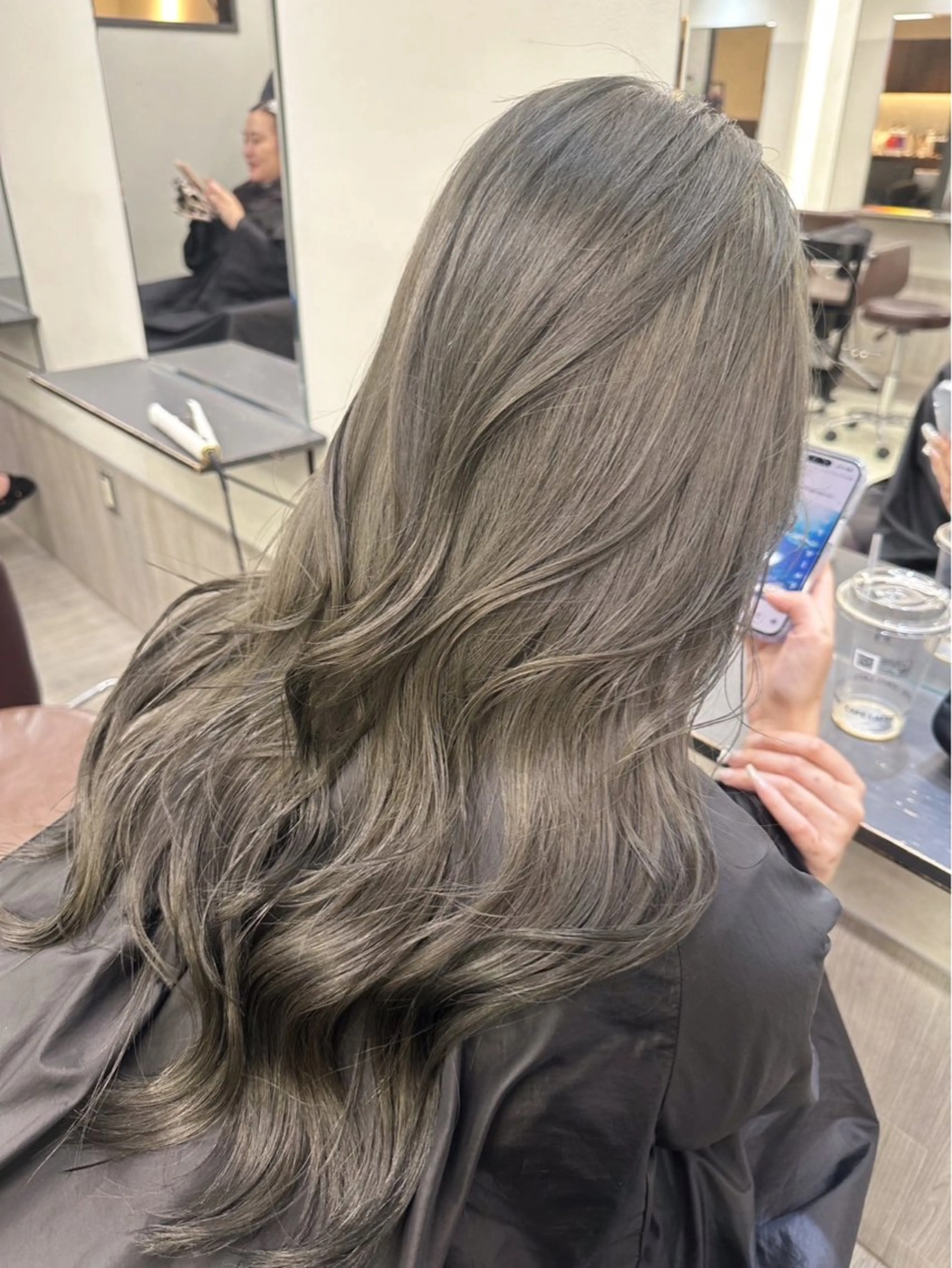 ロング ヘアカラー maya レイヤーカットのヘアスタイル