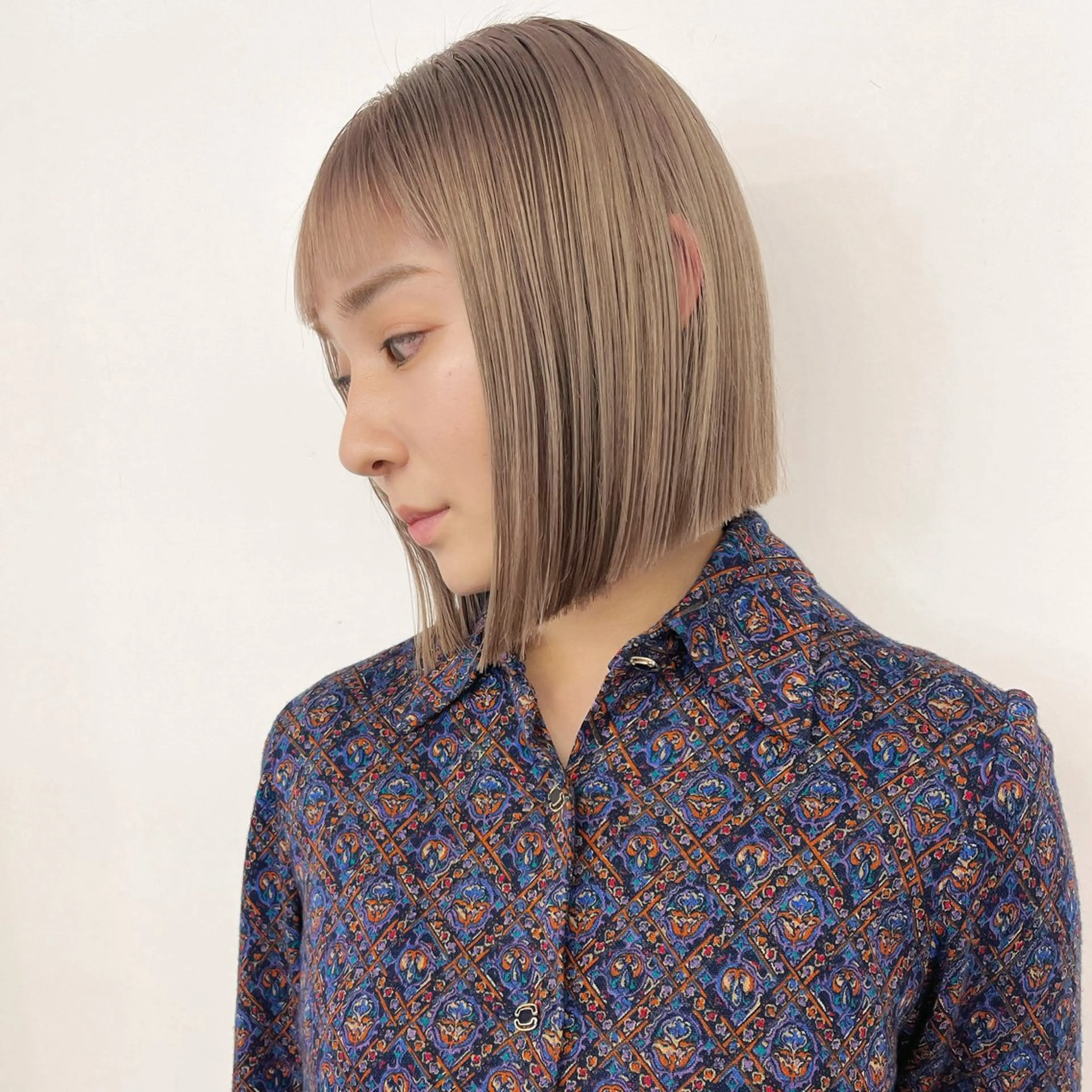 ショート カラー 切りっぱなしボブ ベージュカラー ブリーチ ミルクティーベージュ ボブ カット ヘアカラー No1韓国風レイヤー &カチモリ✨ /サキのヘアスタイル