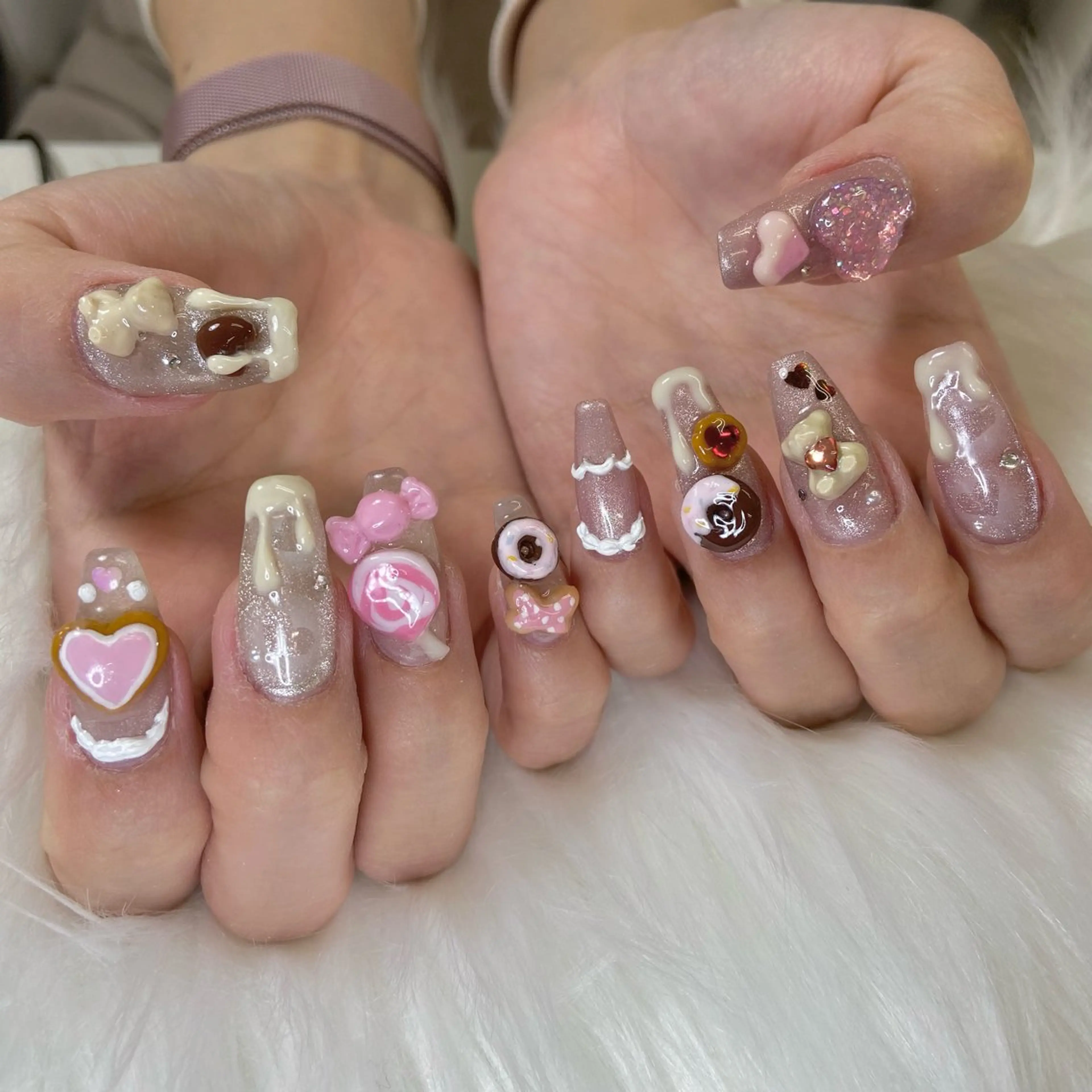 ネイル アートネイル ガーリー ハート キラキラネイル 韓国ネイル ハンドネイル Kanako 💫のネイルデザイン