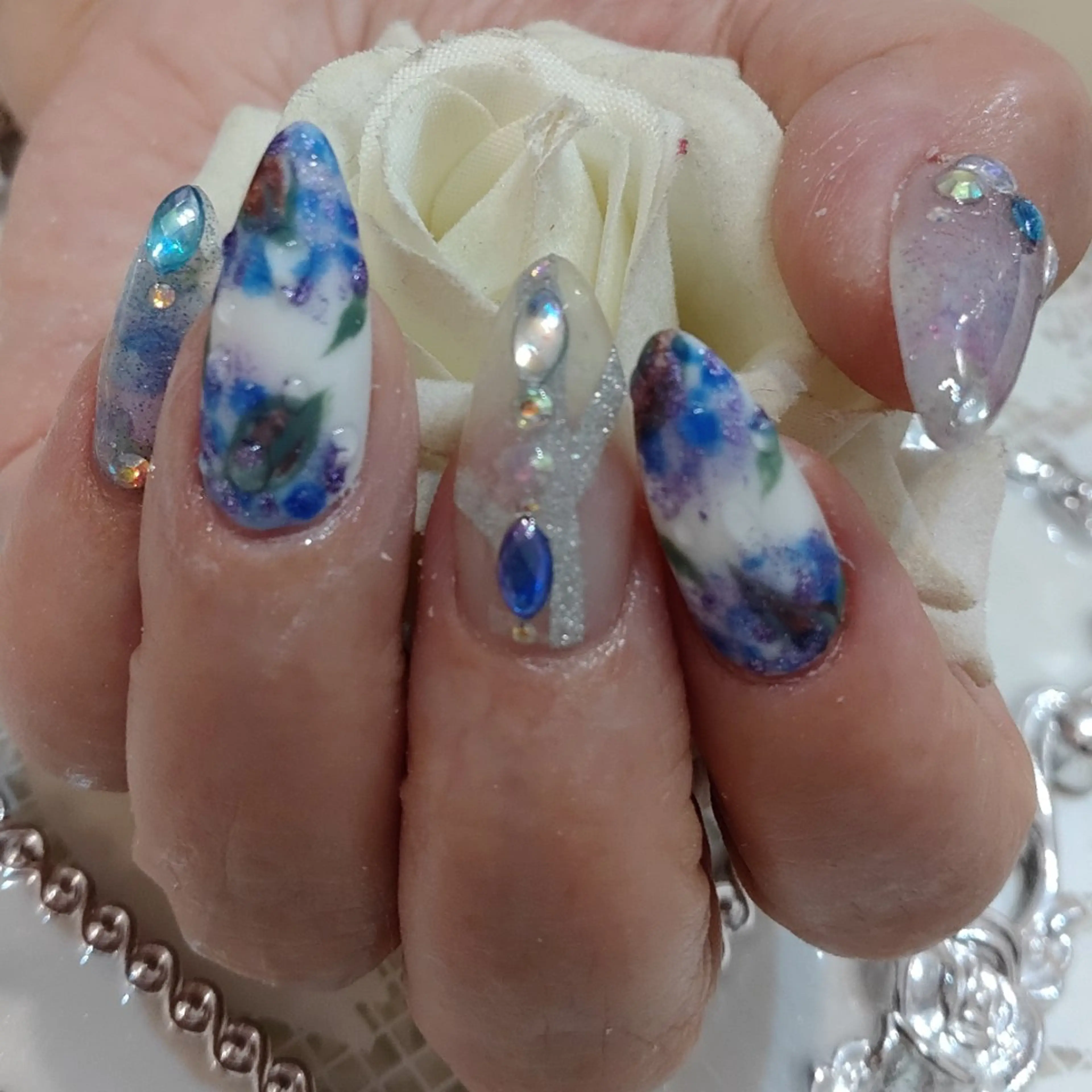 ネイル エステとネイル ローズコンフォートのネイルデザイン