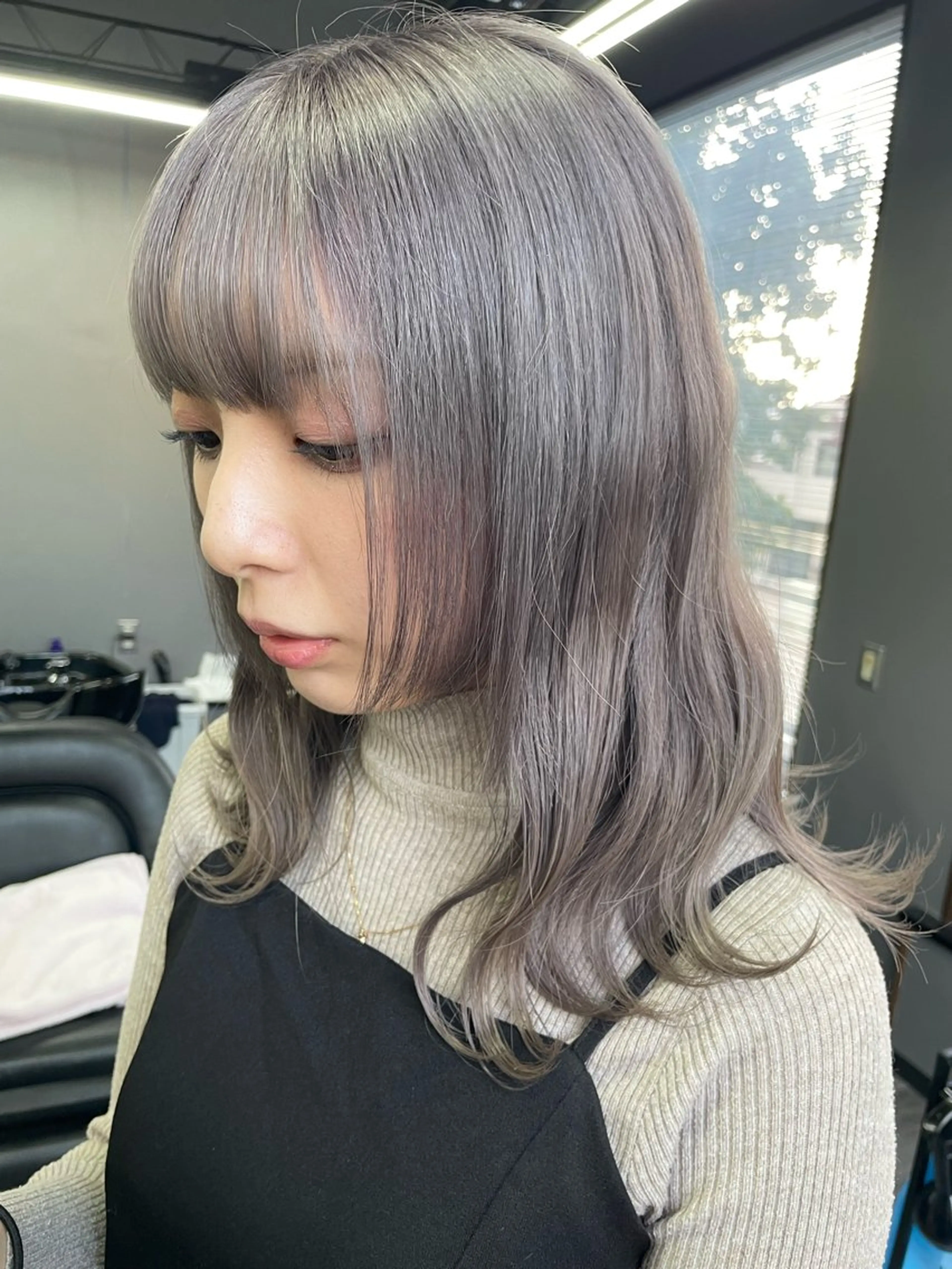 カラー シルバー ホワイトシルバー オノ アカネのヘアスタイル