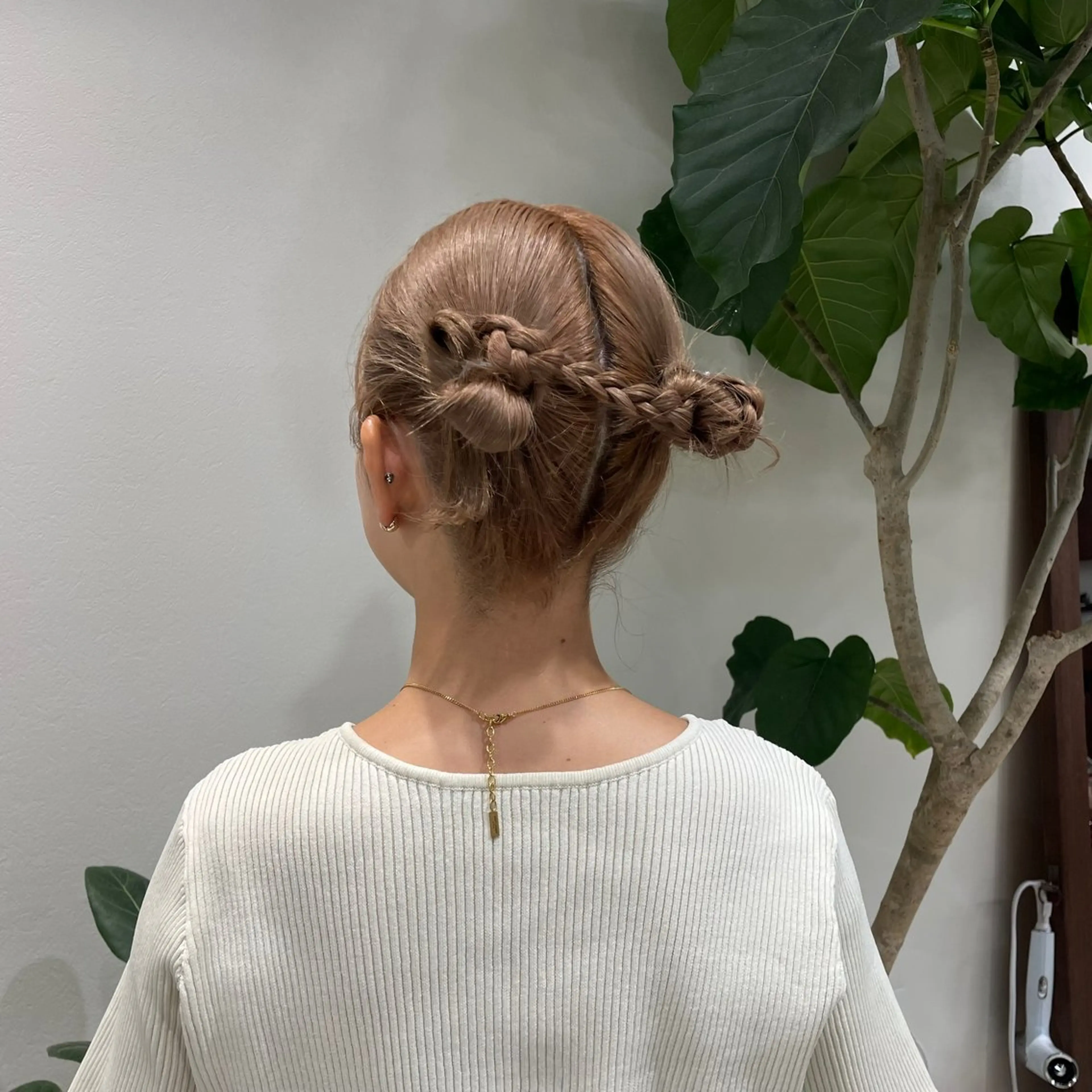 ヘアアレンジ お団子ヘア 垢抜け小顔レイヤー オリーブ/スミレのヘアスタイル