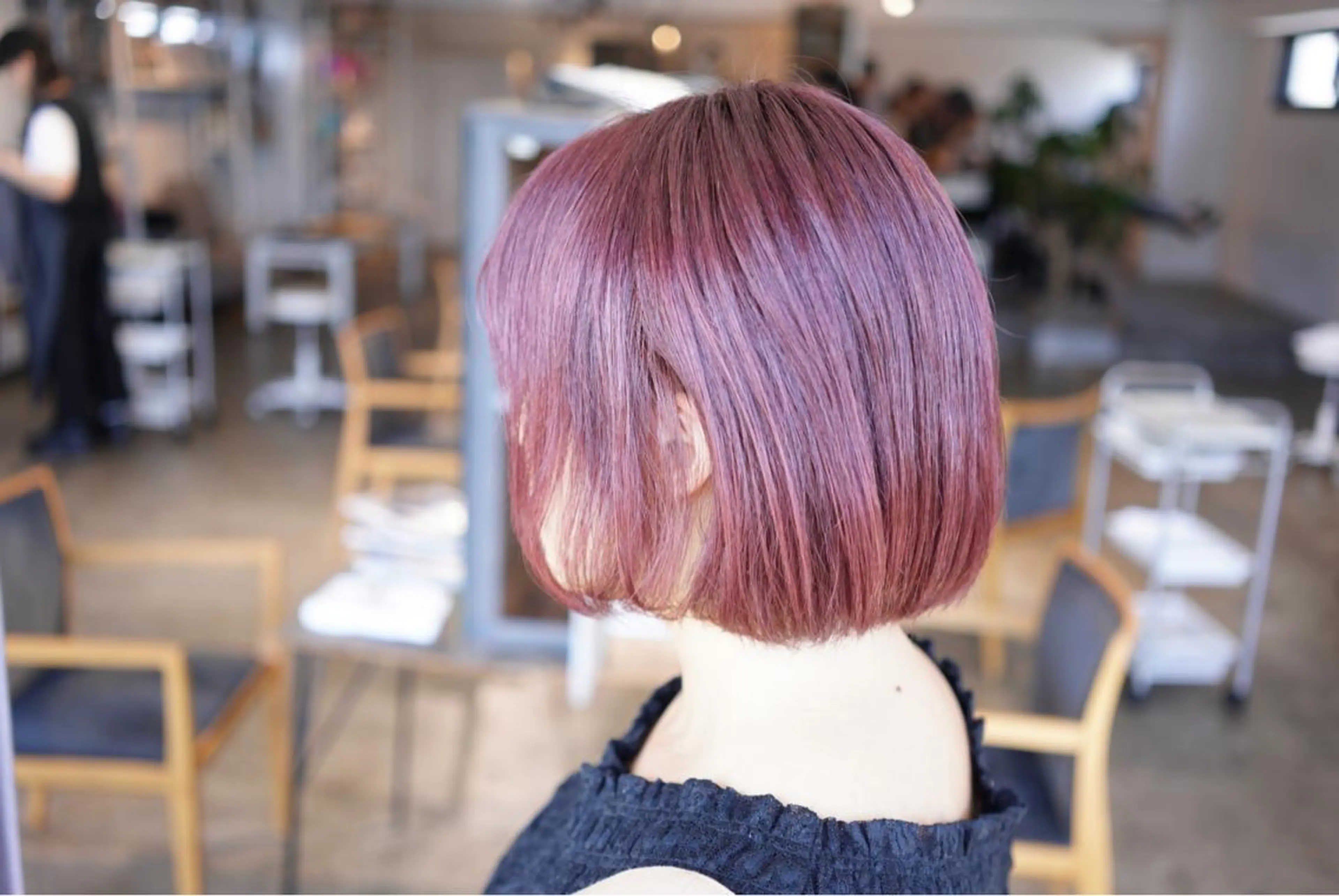 ミディアム パープルカラー ヘアカラー トリートメント ハイトーン/レイヤー /ケアブリーチ石川治のヘアスタイル