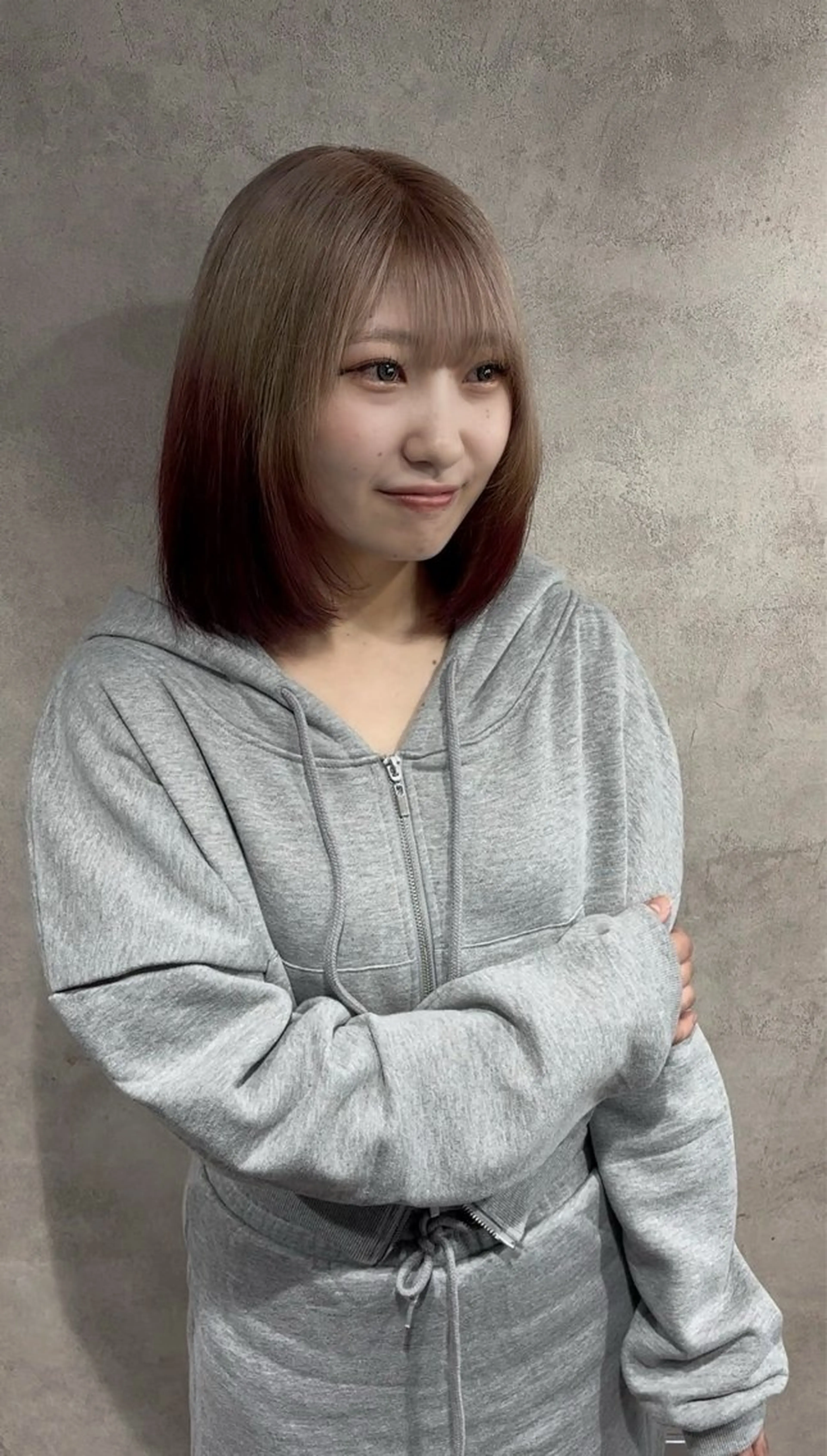 ミディアム カラー ハイトーン YONIのヘアスタイル