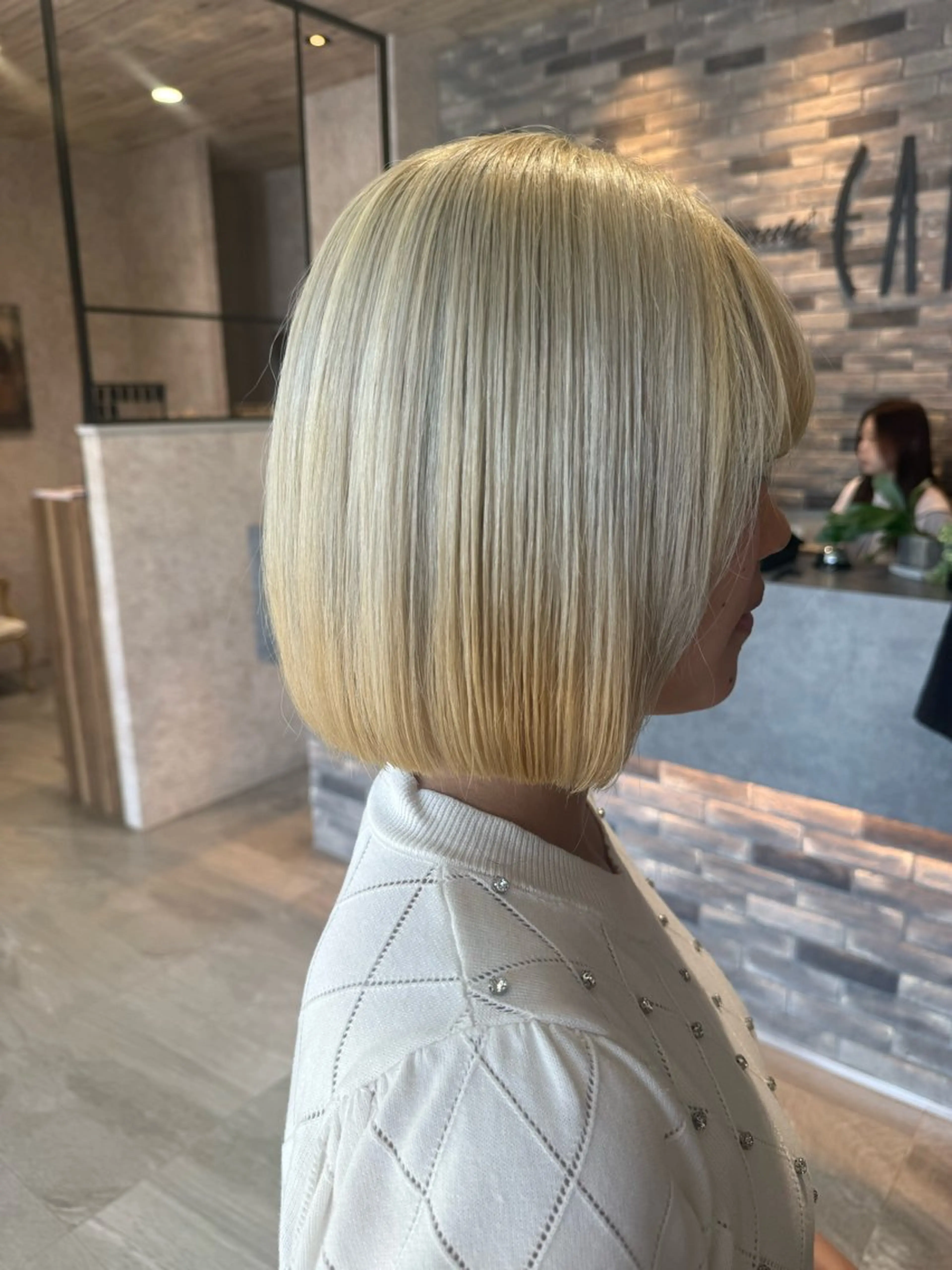 ショート カラー ブリーチ ブロンド ホワイトブロンド earth尾形美穂 🫧髪質改善縮毛🫧のヘアスタイル