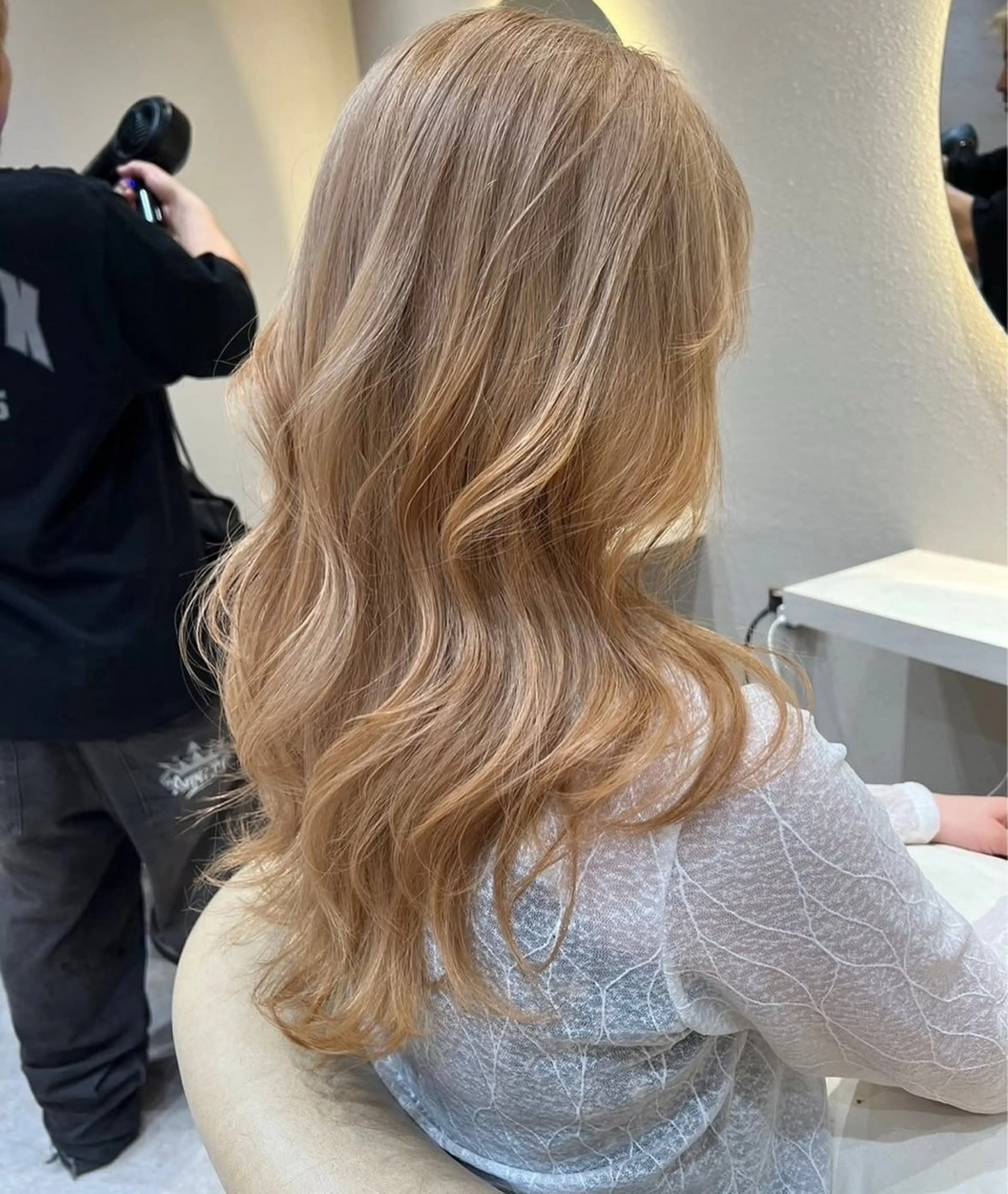 《イメチェンしたい方必見✨》似合わせカット＋ケアブリーチ＋艶カラー＋髪質改善トリートメントの写真