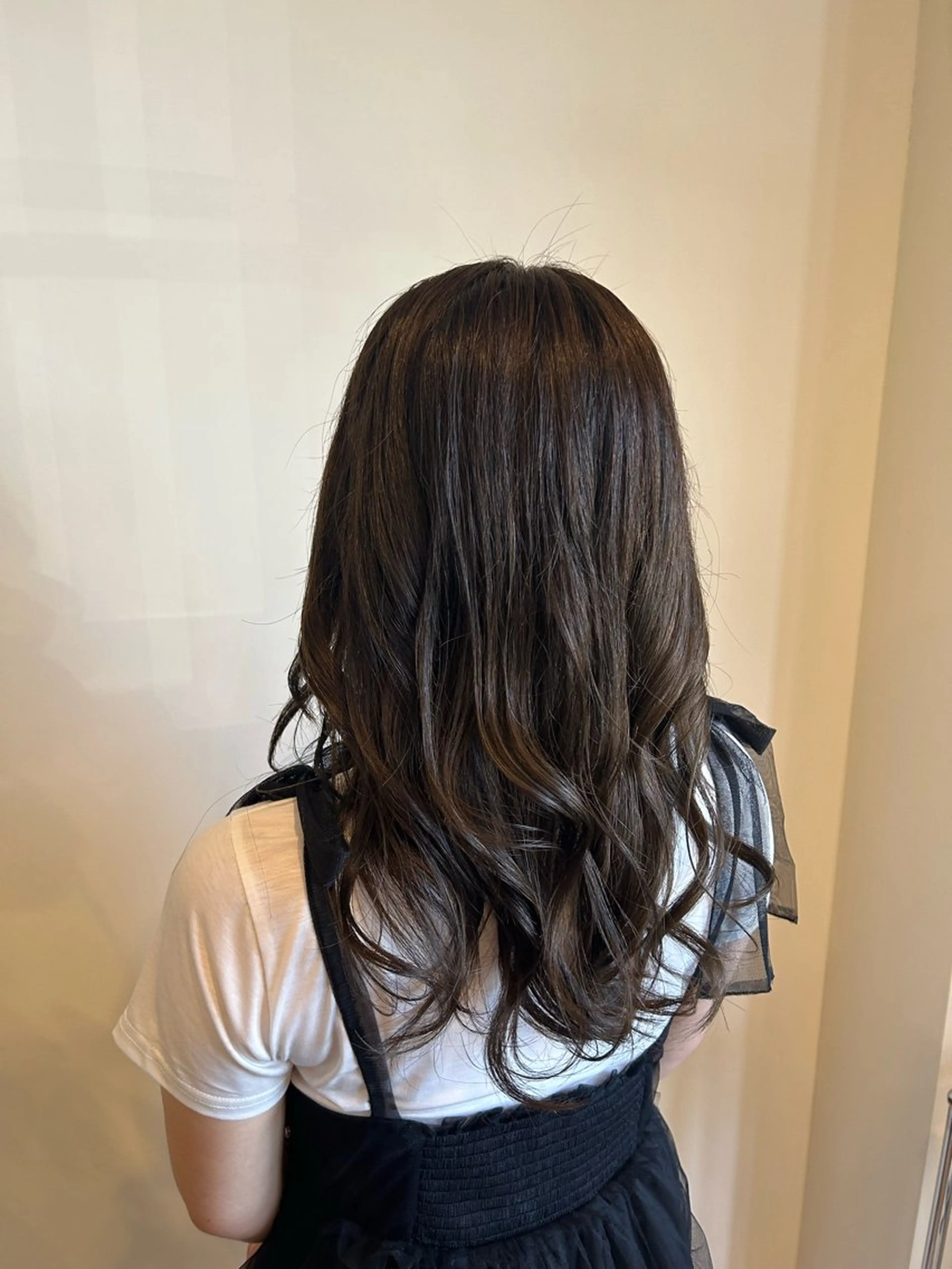 ロング カラー ベージュカラー ブリーチ オリーブベージュ 小島 千夏のヘアスタイル