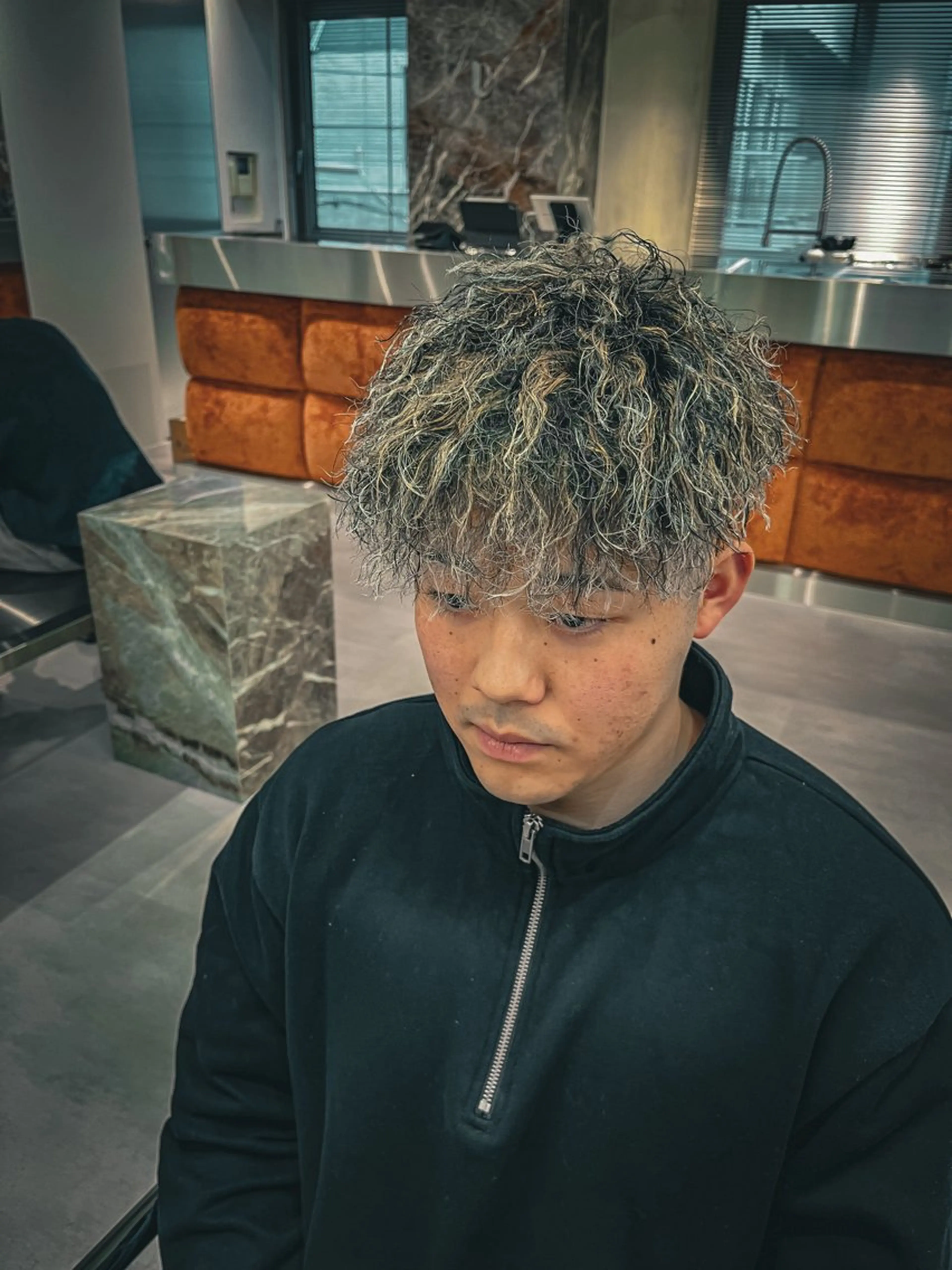 ショート カラー パーマ メンズ ⚡メンズパーマフ ェードカットTomyのヘアスタイル