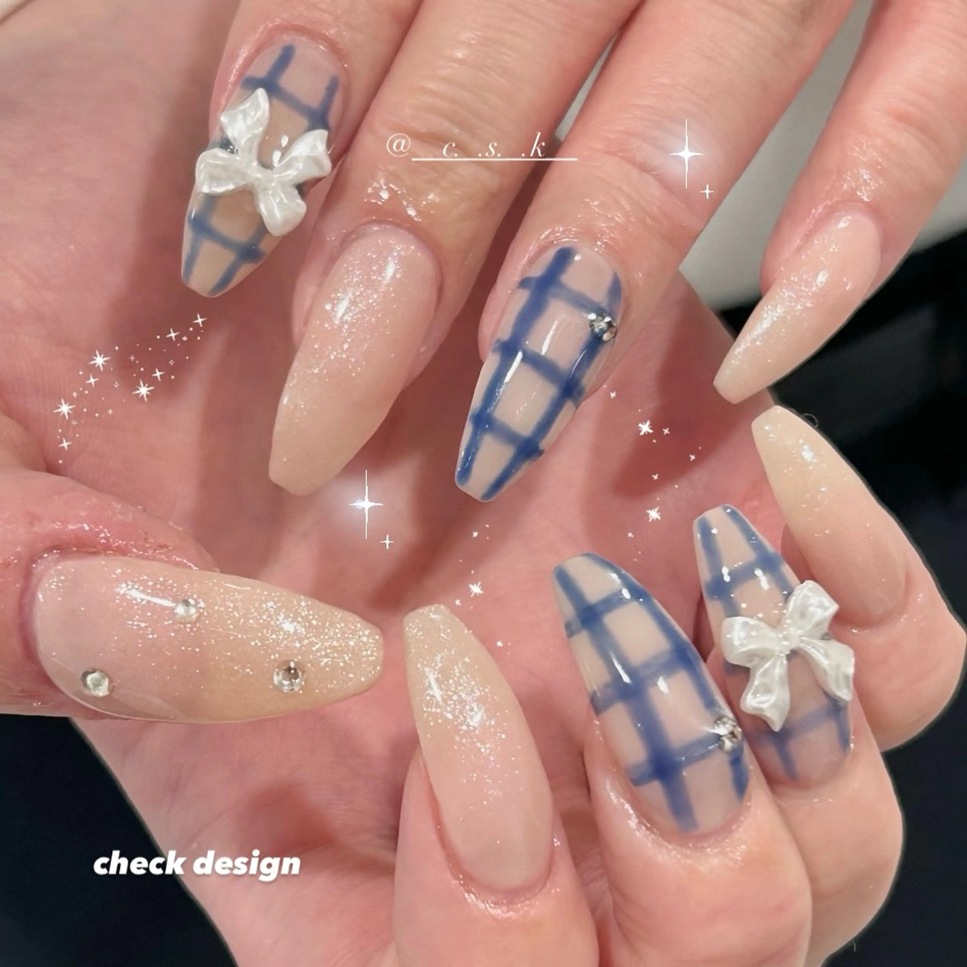 ネイル ネイビー リボン ストーンネイル ハンドネイル 🎀チーク/ちゅるん 🫧chisa🎀のネイルデザイン