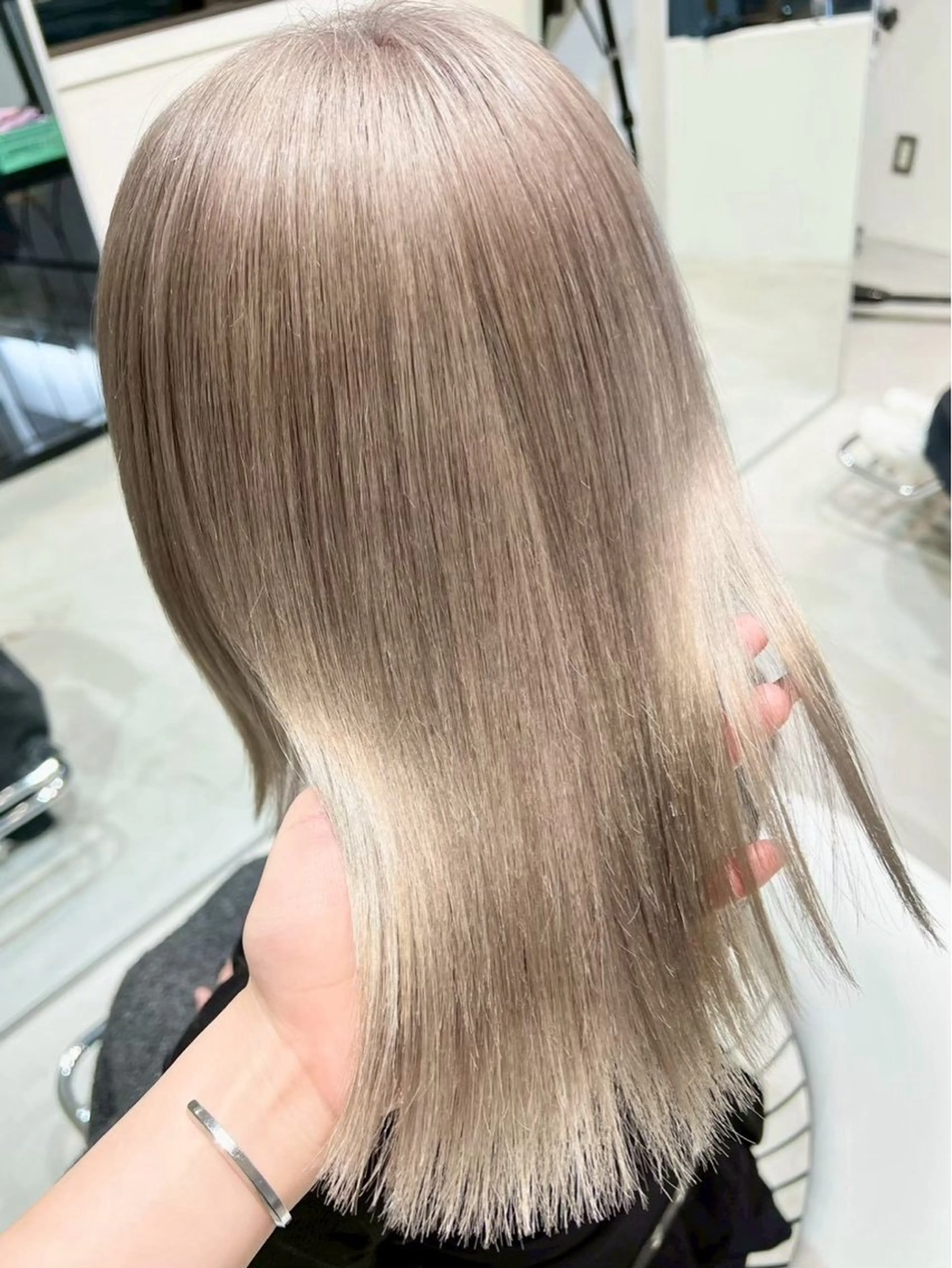 ミディアム MOMOKA LUCK TOKYOのヘアスタイル