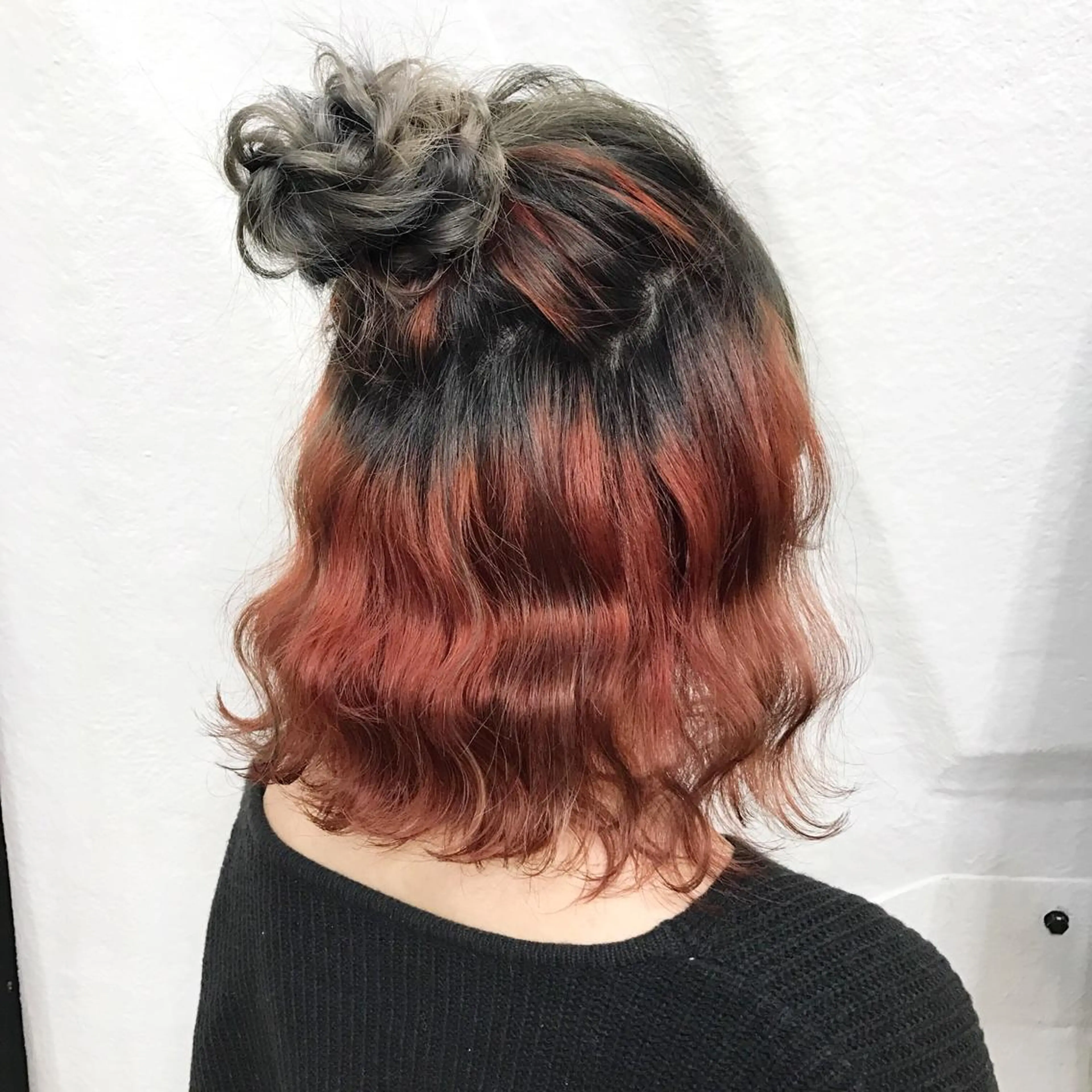 ショート カラー ヘアアレンジ ハーフアップ お団子ヘア ブリーチ インナーカラー レッドカラー K-POP好き美容師 🇰🇷Kai.Yのヘアスタイル