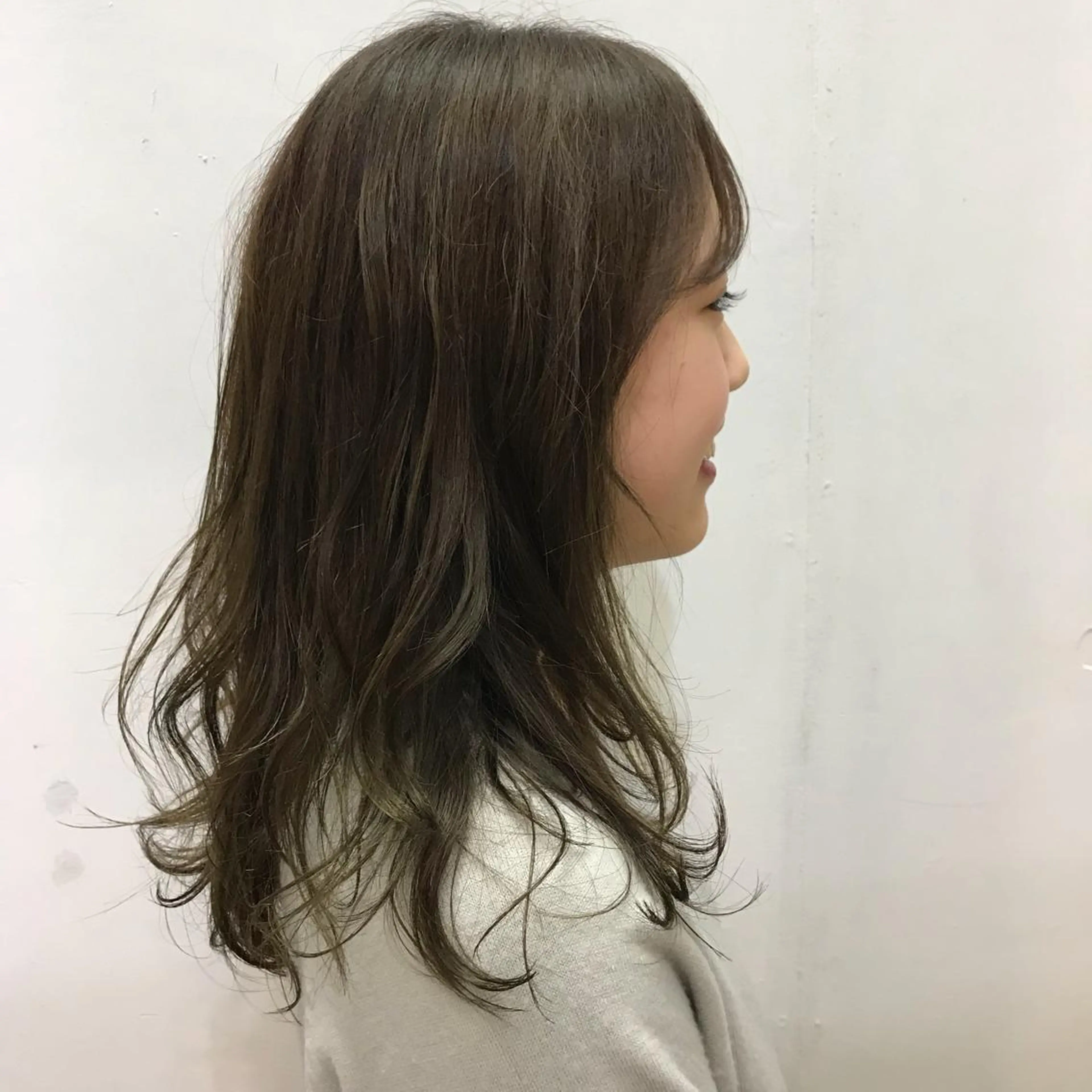セミロング カラー 和田出 美月のヘアスタイル