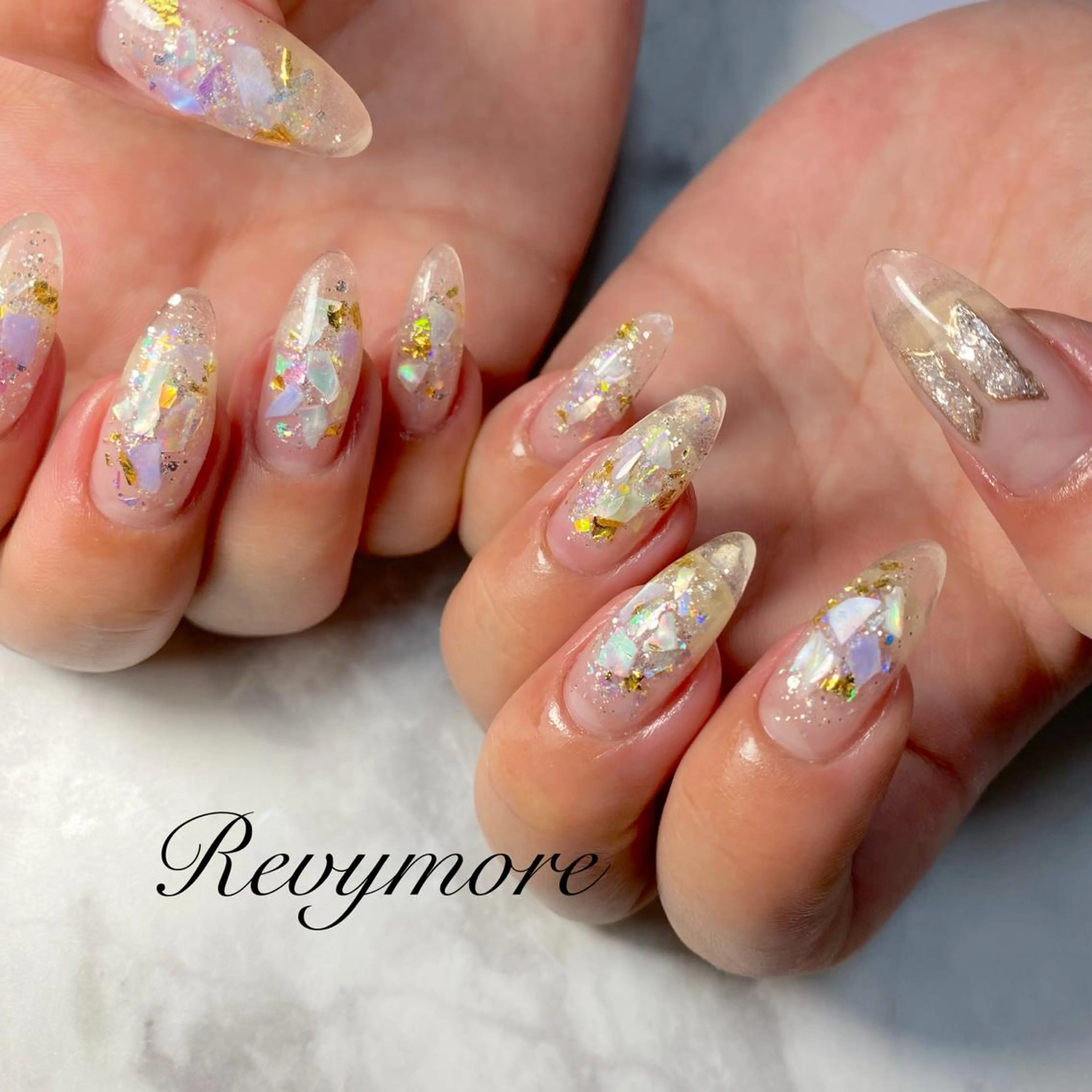 ミディアム ネイル 韓国風ヘア クリアネイル ジェルネイル キラキラネイル 韓国ネイル nail salon Revymoreのネイルデザイン