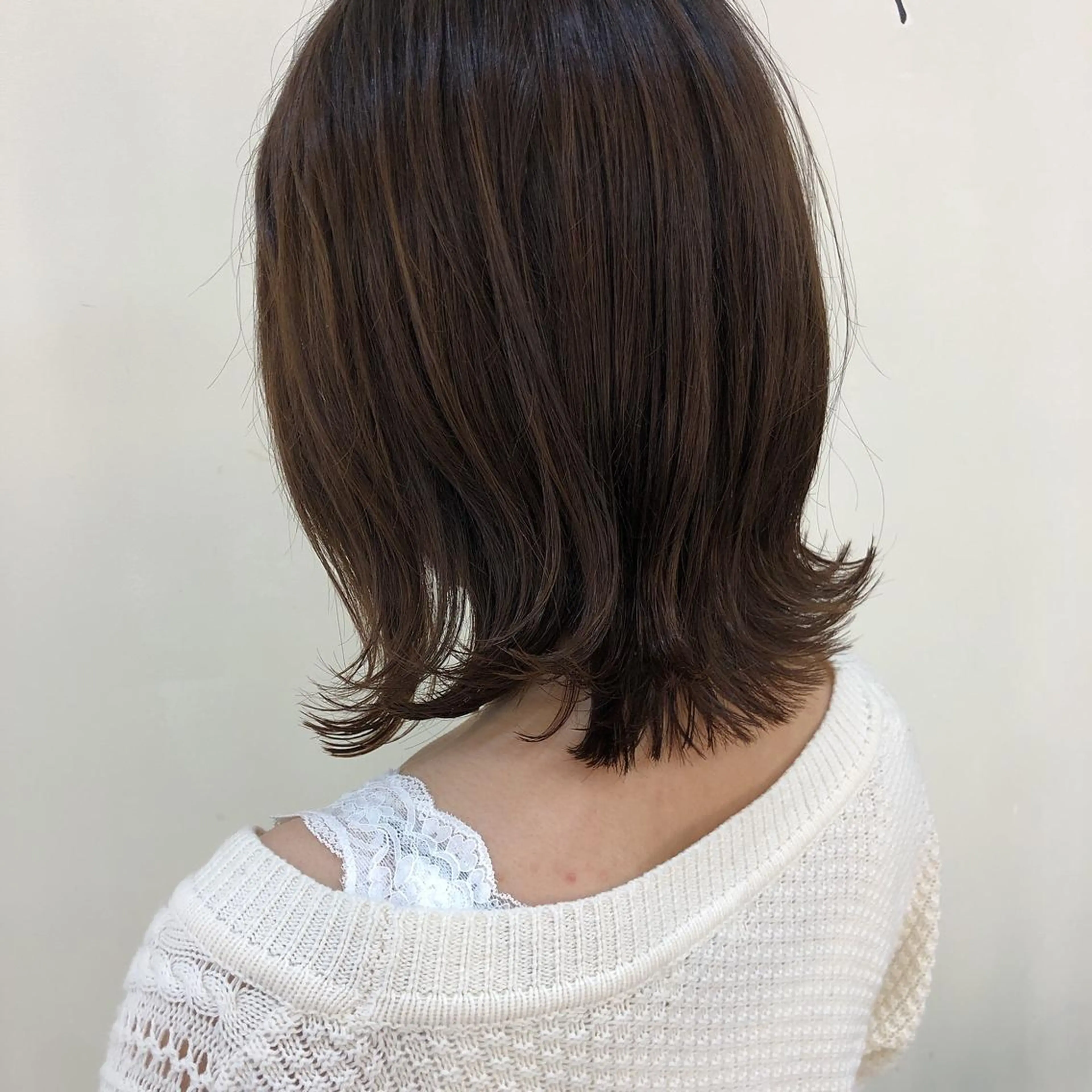 ミディアム レイヤー/顔まわり カット/地毛風カラーのヘアスタイル