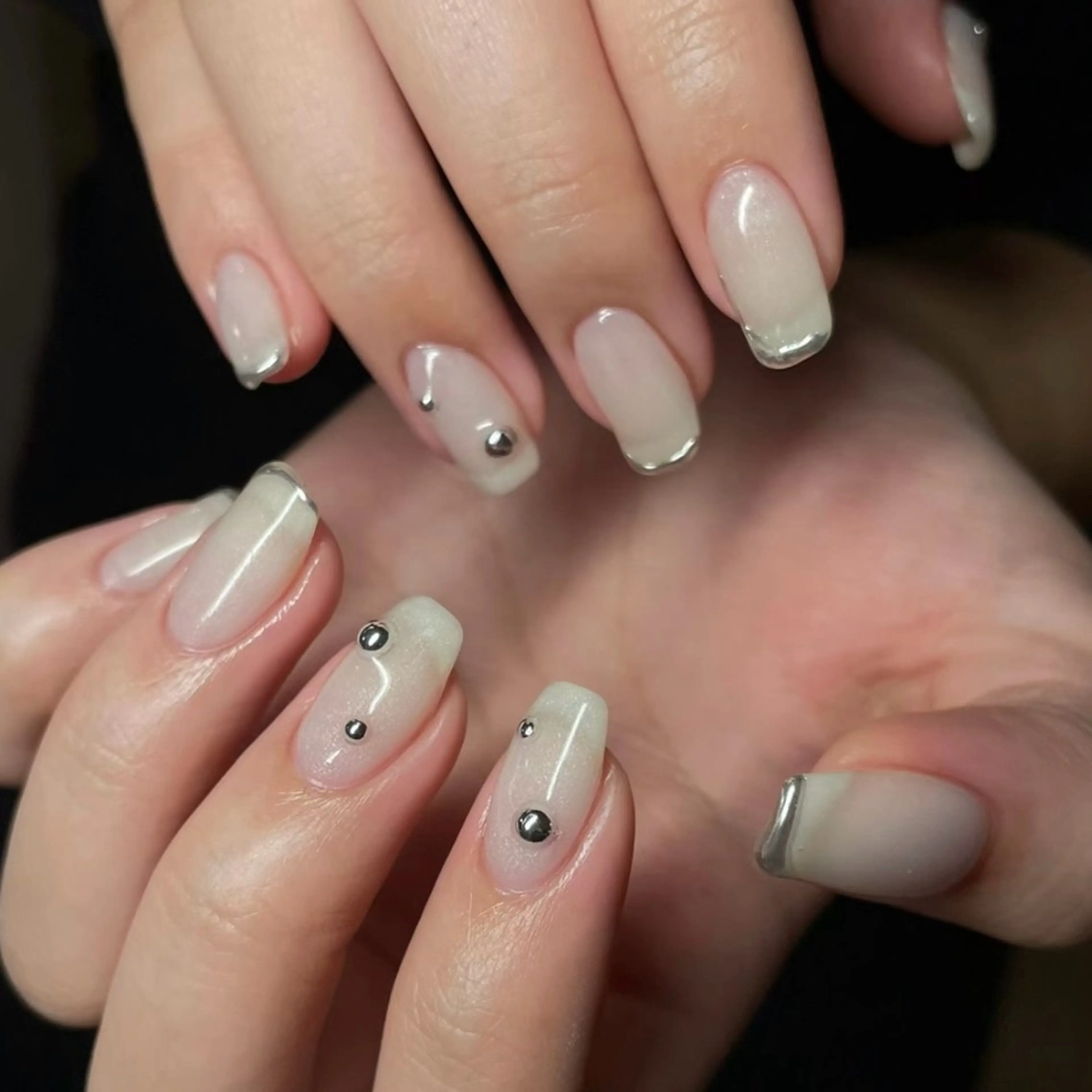 ネイル アートネイル ラメ(グリッター) ミラーネイル ワンカラーネイル ホワイト 🦋hana / nail / AOのネイルデザイン