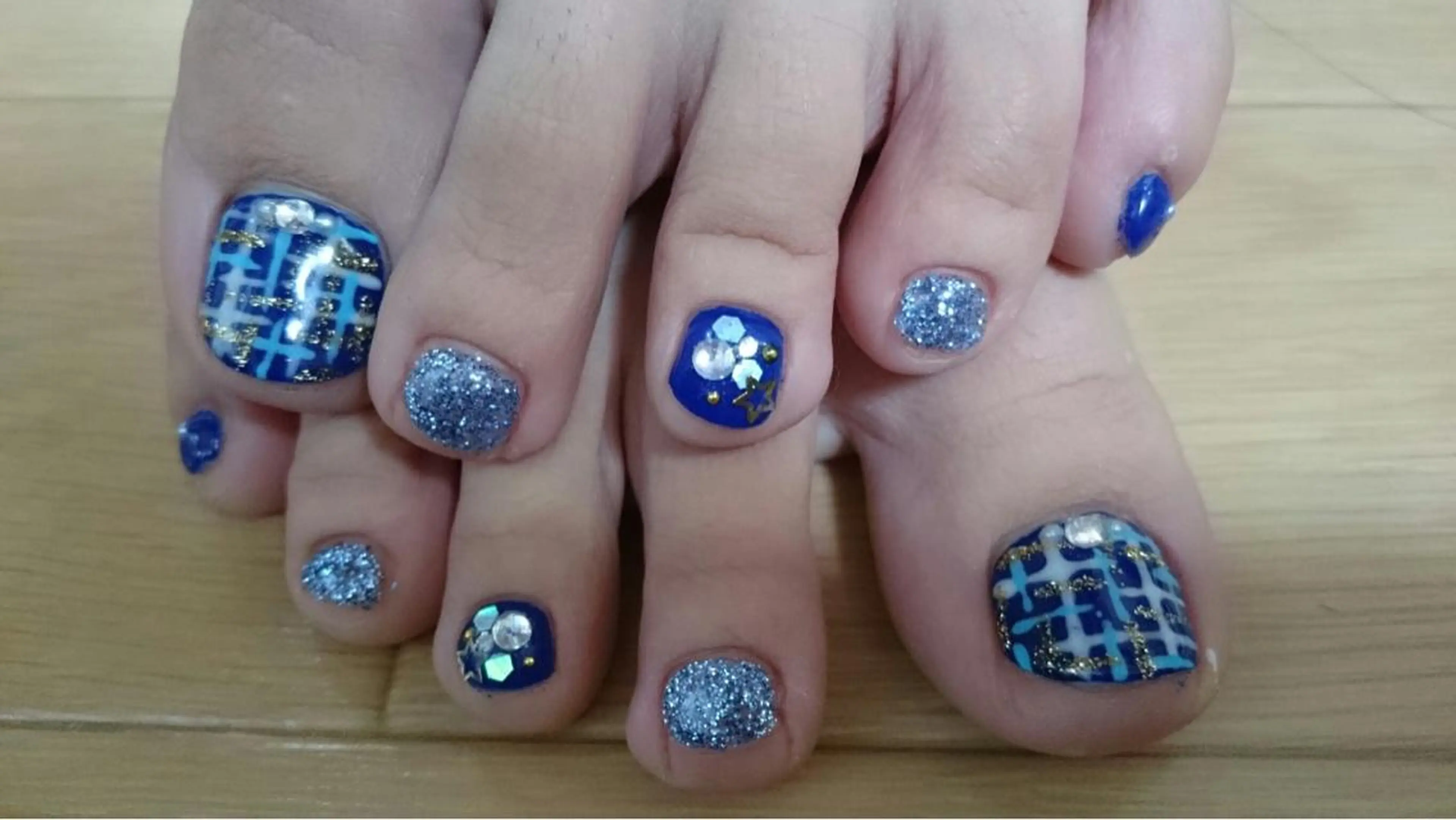 ショート ネイル ハンドネイル フットネイル ✴︎ Delightのネイルデザイン