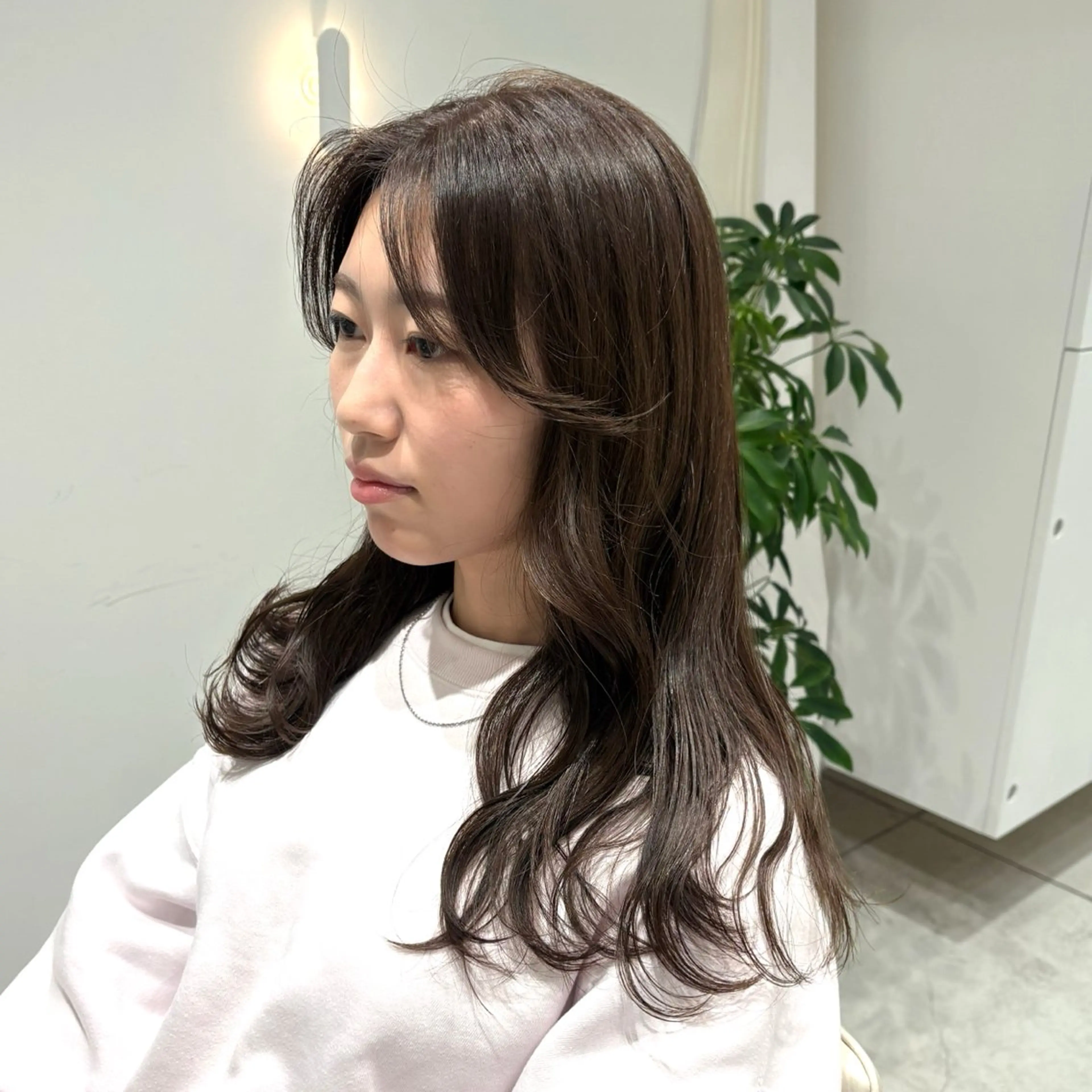 セミロング カラー アッシュ アッシュブラウン アッシュグレー アッシュグレージュ ブラウンカラー カット ヘアカラー トリートメント ヘッドスパ ヘアセット カジュアルを女っぽく 𝗮𝘆𝗮𝗰𝗼のヘアスタイル