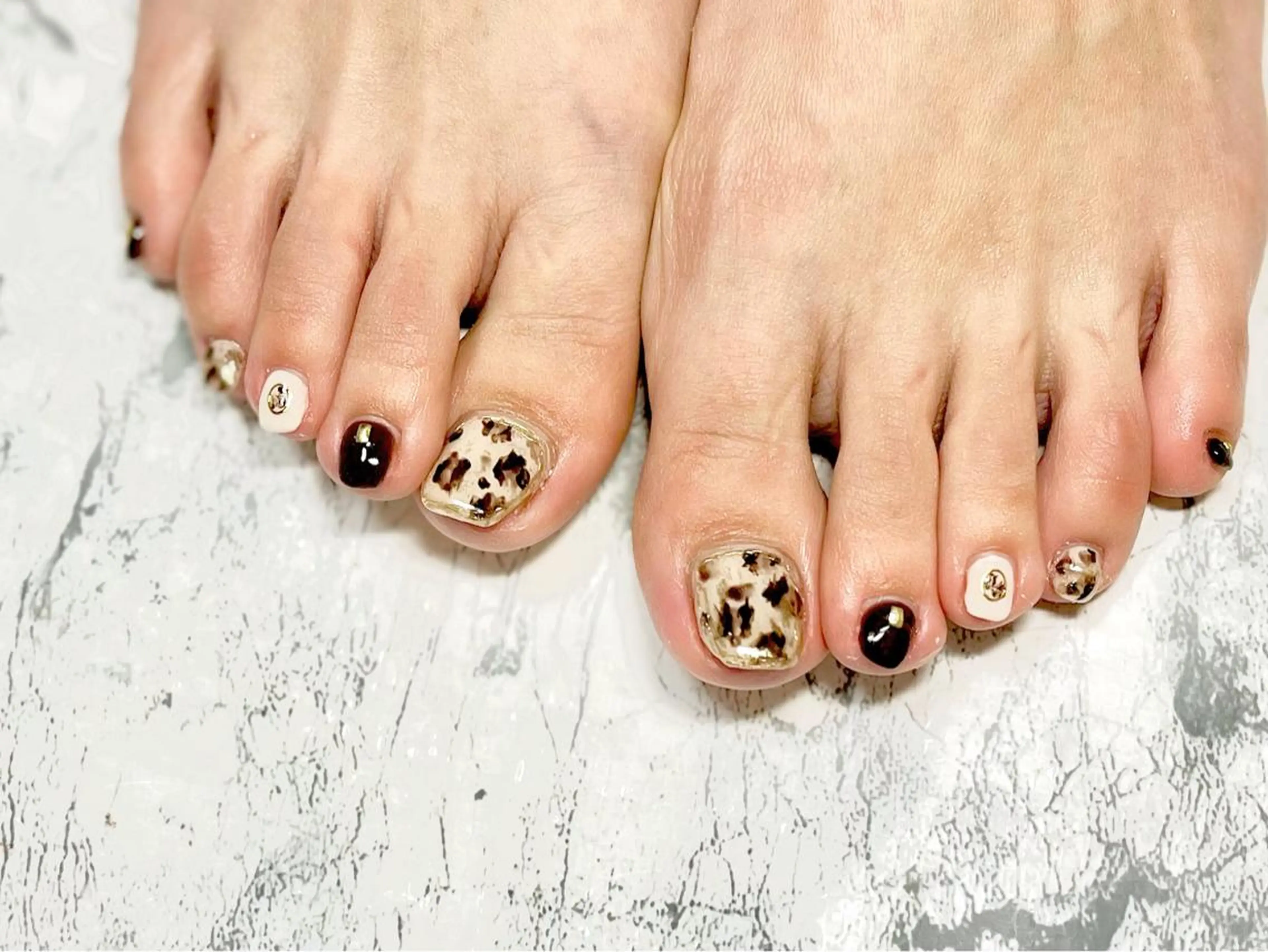 ネイル アニマル柄 フットネイル ニュアンスネイル シンプルネイル 春ネイル フットネイル nail fufla ♡yamane♡のネイルデザイン