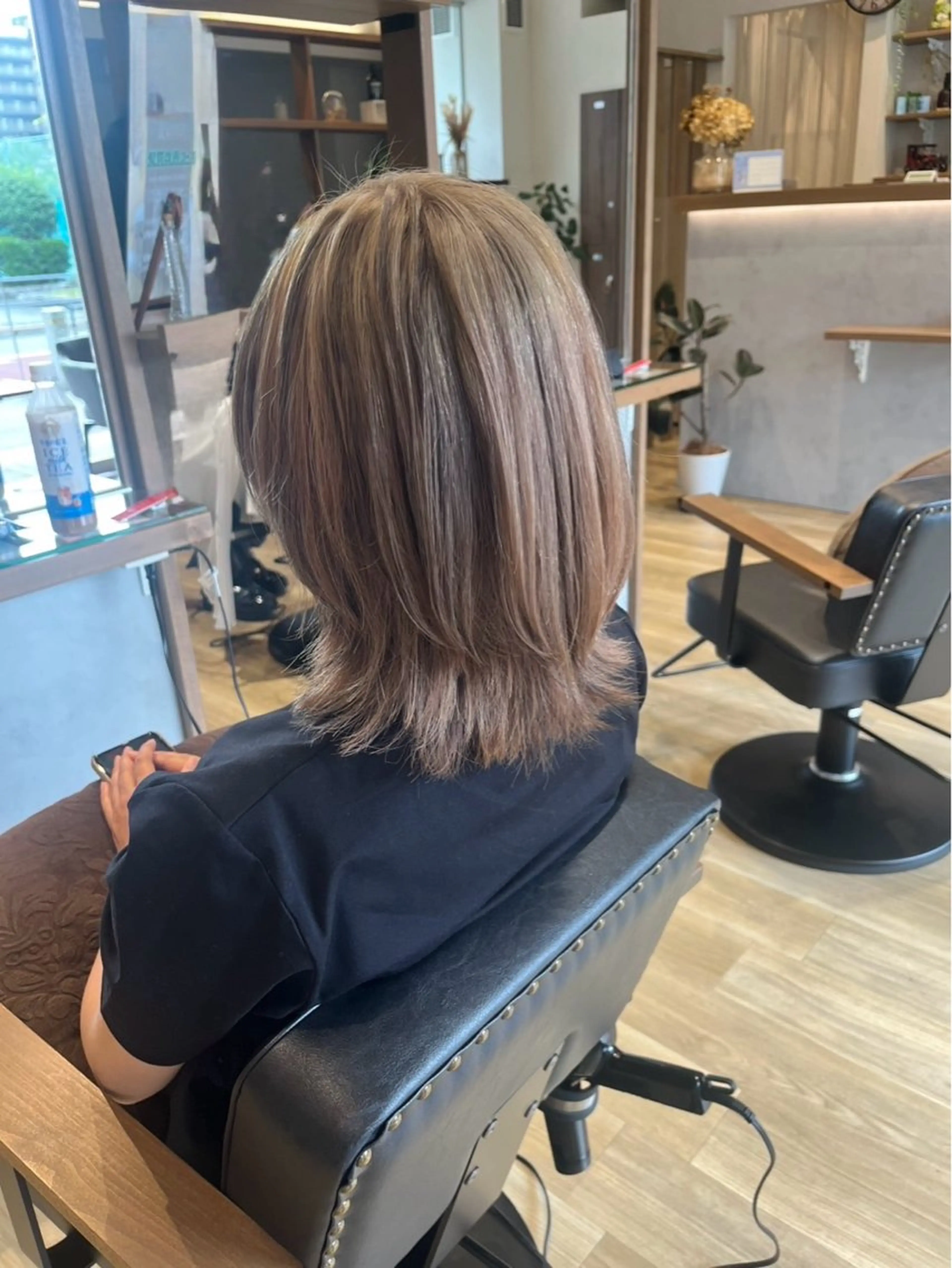 ミディアム レイヤーカット カット ヘアカラー 樋口 莉奈のヘアスタイル