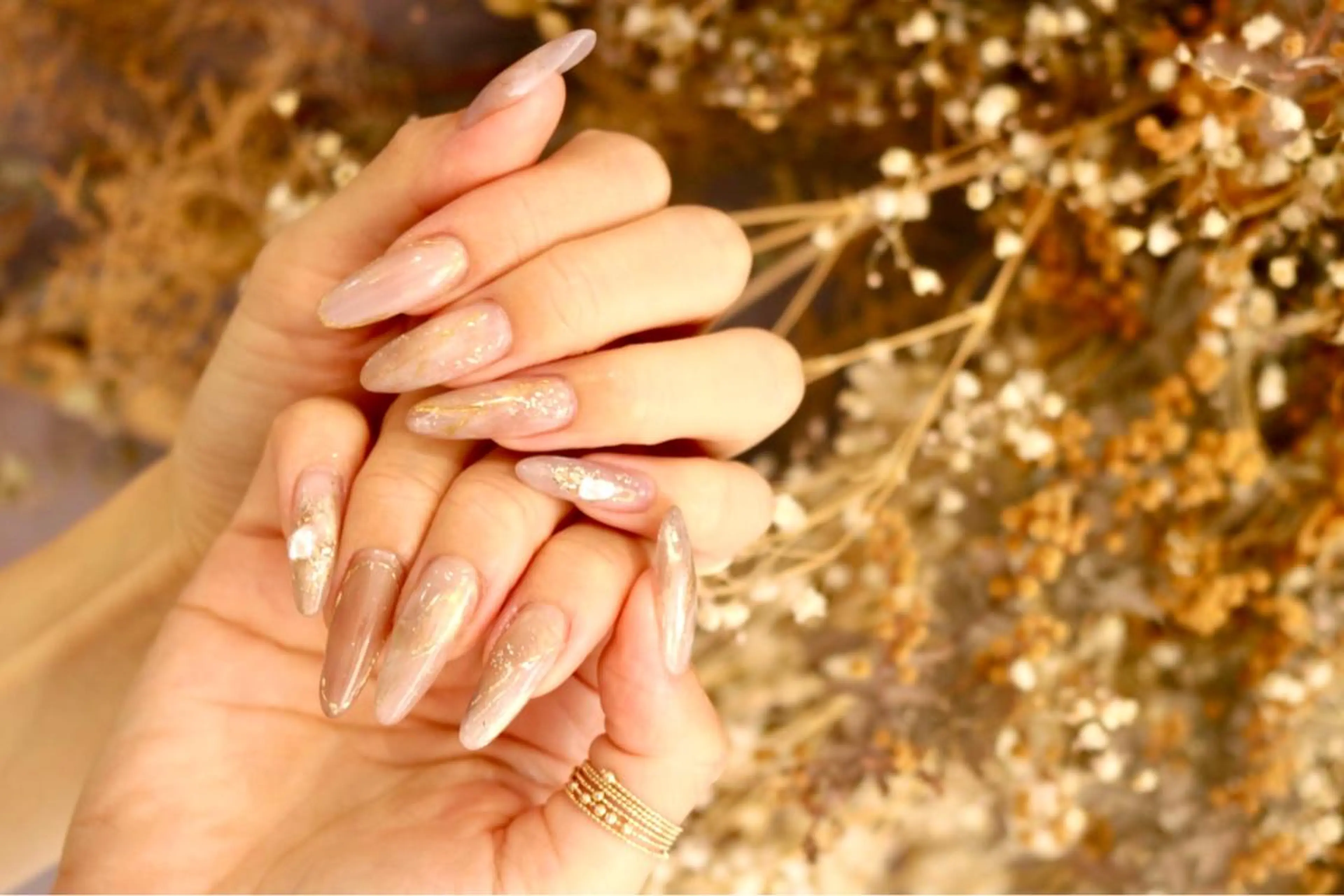 ネイル 成人式 ジェルネイル ゴールド ミラーネイル ニュアンスネイル ハンドネイル ハンドケア Lililas サロン&スクールのネイルデザイン