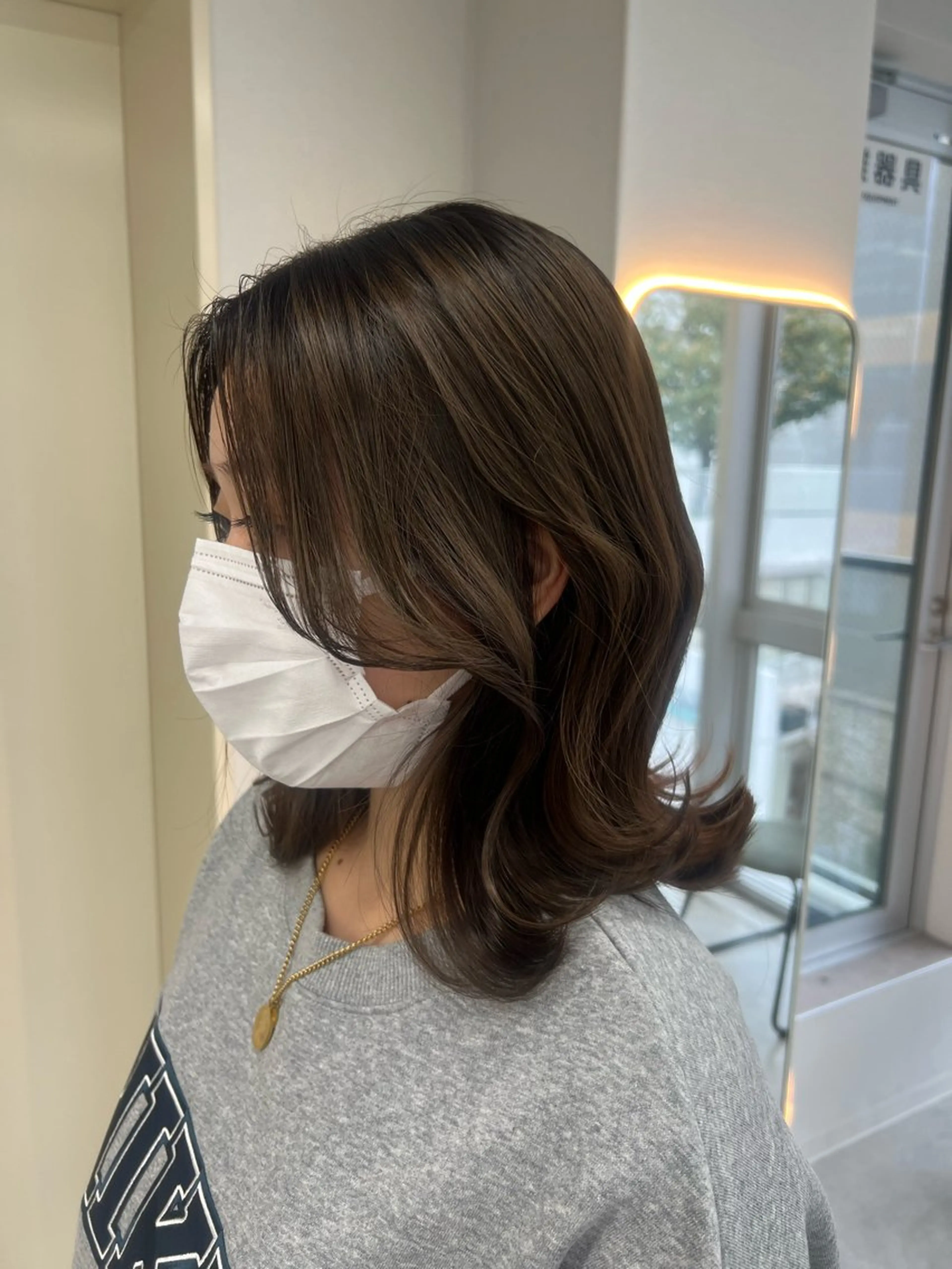 ミディアム カット ヘアカラー トリートメント maya レイヤーカットのヘアスタイル