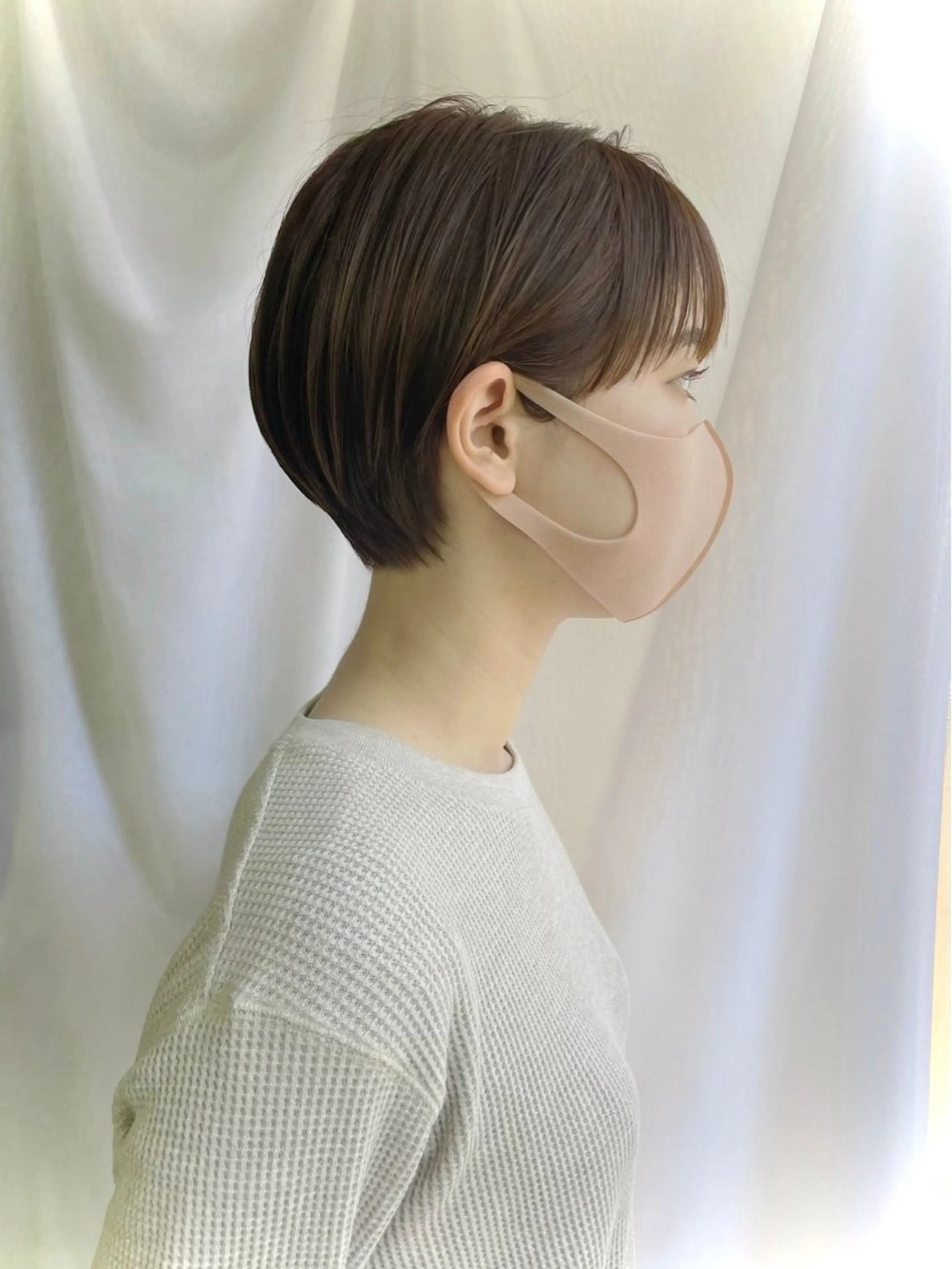 ショート Ami/艶カラー/ レイヤー/ハイトーンのヘアスタイル