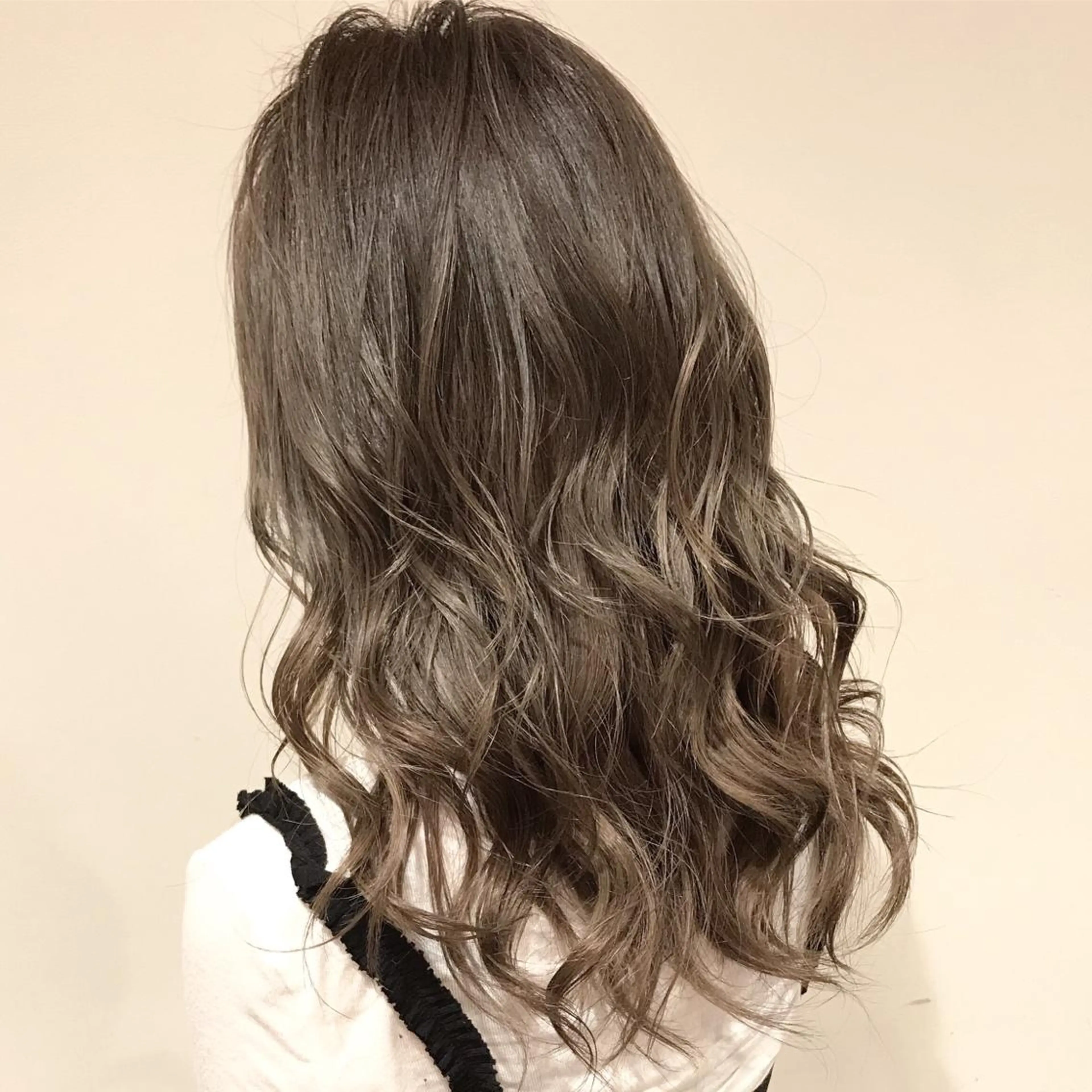 ミディアム カラー アッシュ アッシュグレー アッシュグレージュ バレイヤージュ ベージュカラー AMI Hair supply所属・髪質改善カラー韓国風 レイヤーtudaのヘアスタイル