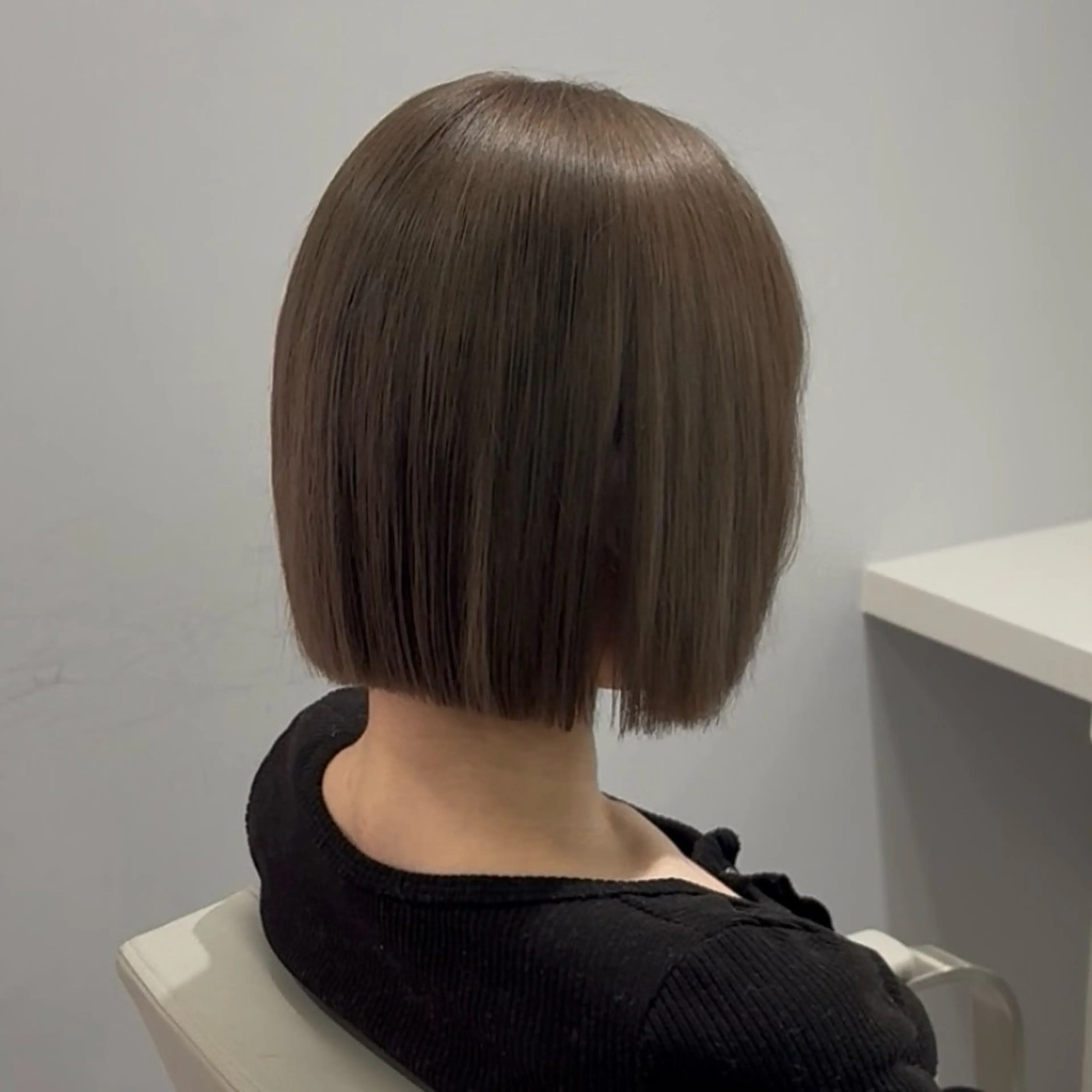 ショート カラー 切りっぱなしボブ ブリーチ グレージュ ボブ 加藤 麻夢のヘアスタイル