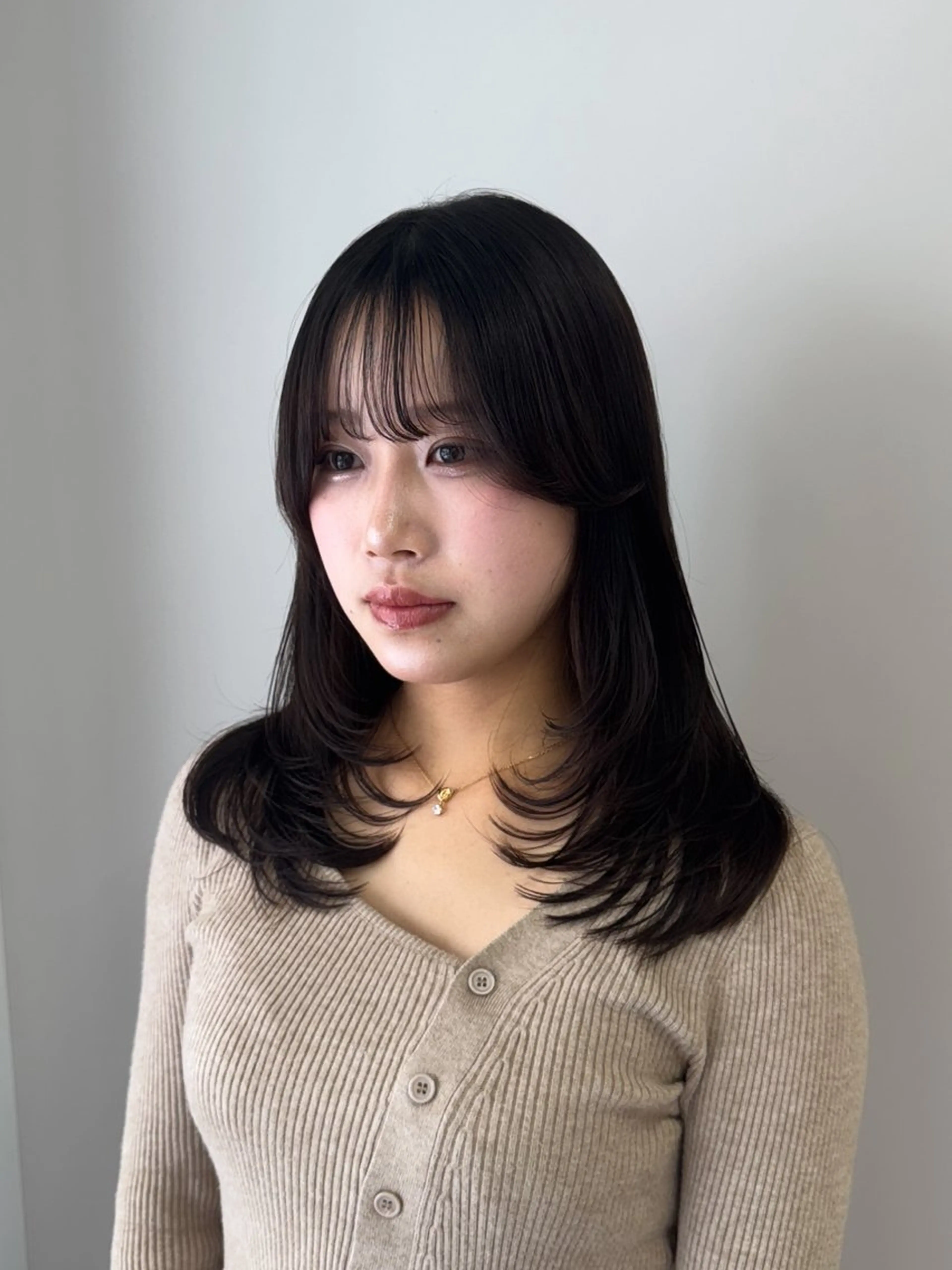 セミロング カラー ヘアアレンジ ブリーチ ダブルカラー イヤリングカラー イルミナカラー ブリーチなしカラー 立川レイヤー 透明感カラーaoiのヘアスタイル