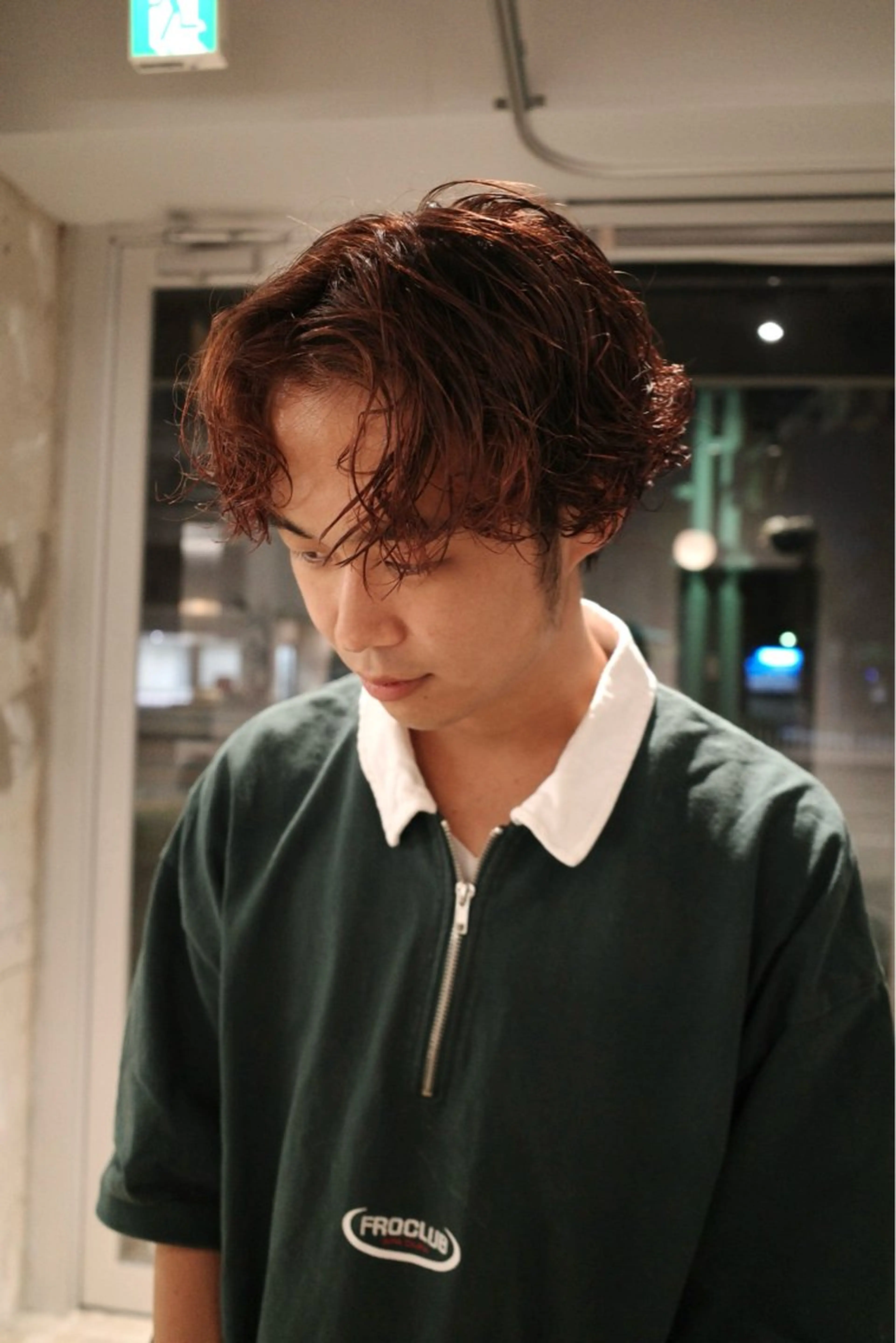 ミディアム カラー メンズ ミディアムパーマ メンズパーマ ブラウンカラー ピンクカラー ピンクブラウン piilo. サダのヘアスタイル
