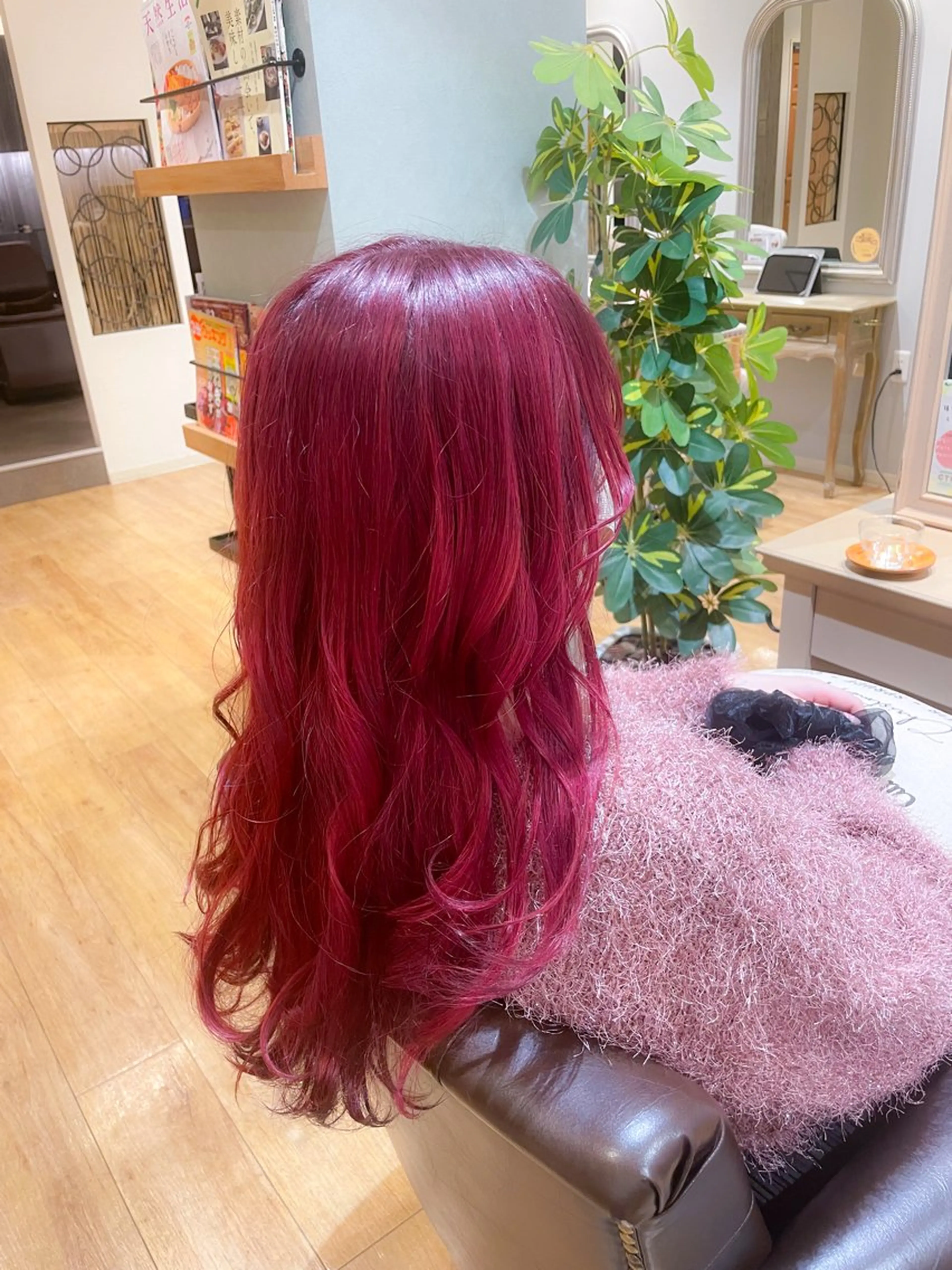 ロング カラー ブリーチ レッドカラー ローズカラー ヘアカラー トリートメント 高嶋 憂蘭々のヘアスタイル