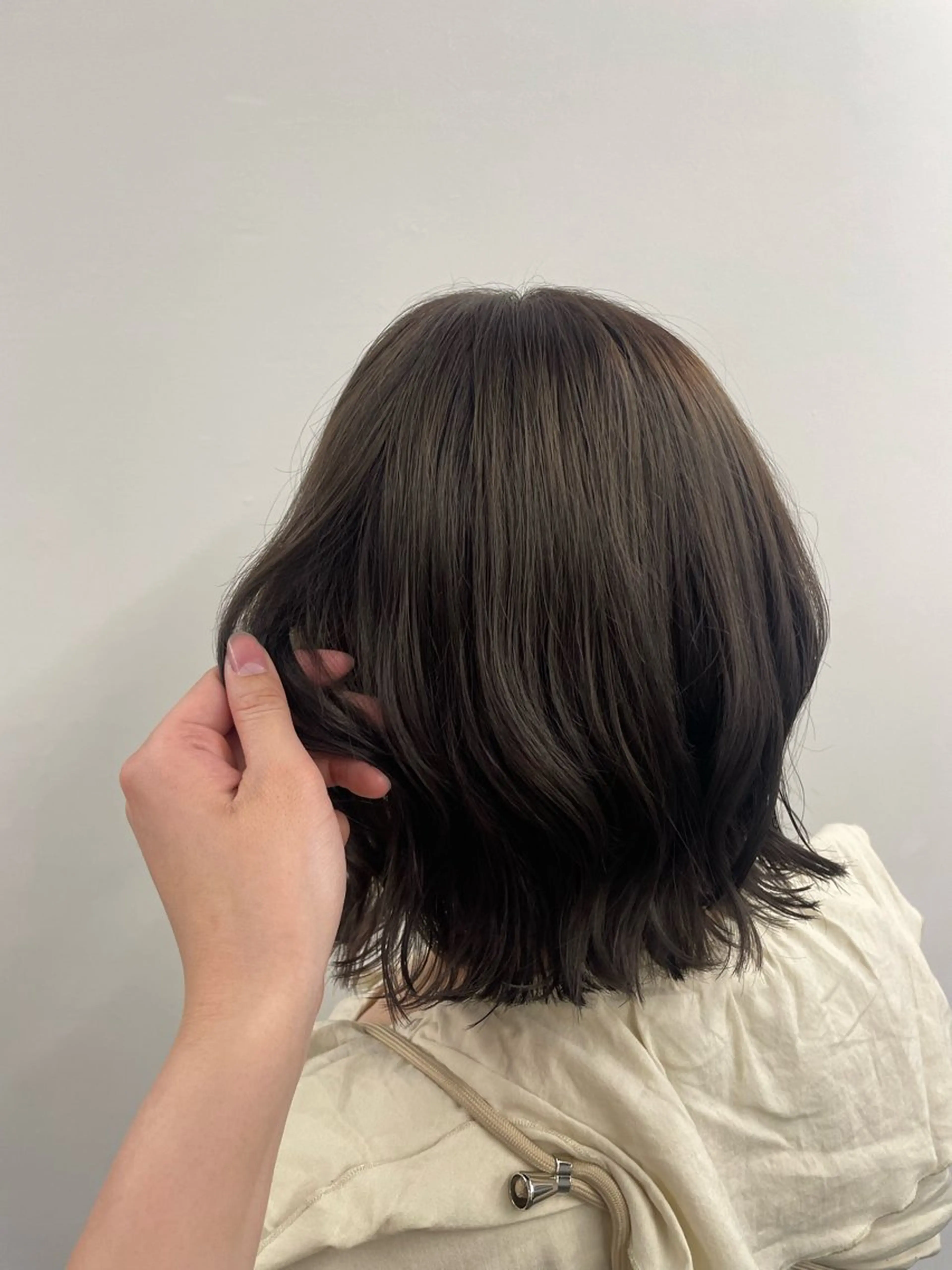 ミディアム カラー カリン/ カット・ブリーチのヘアスタイル