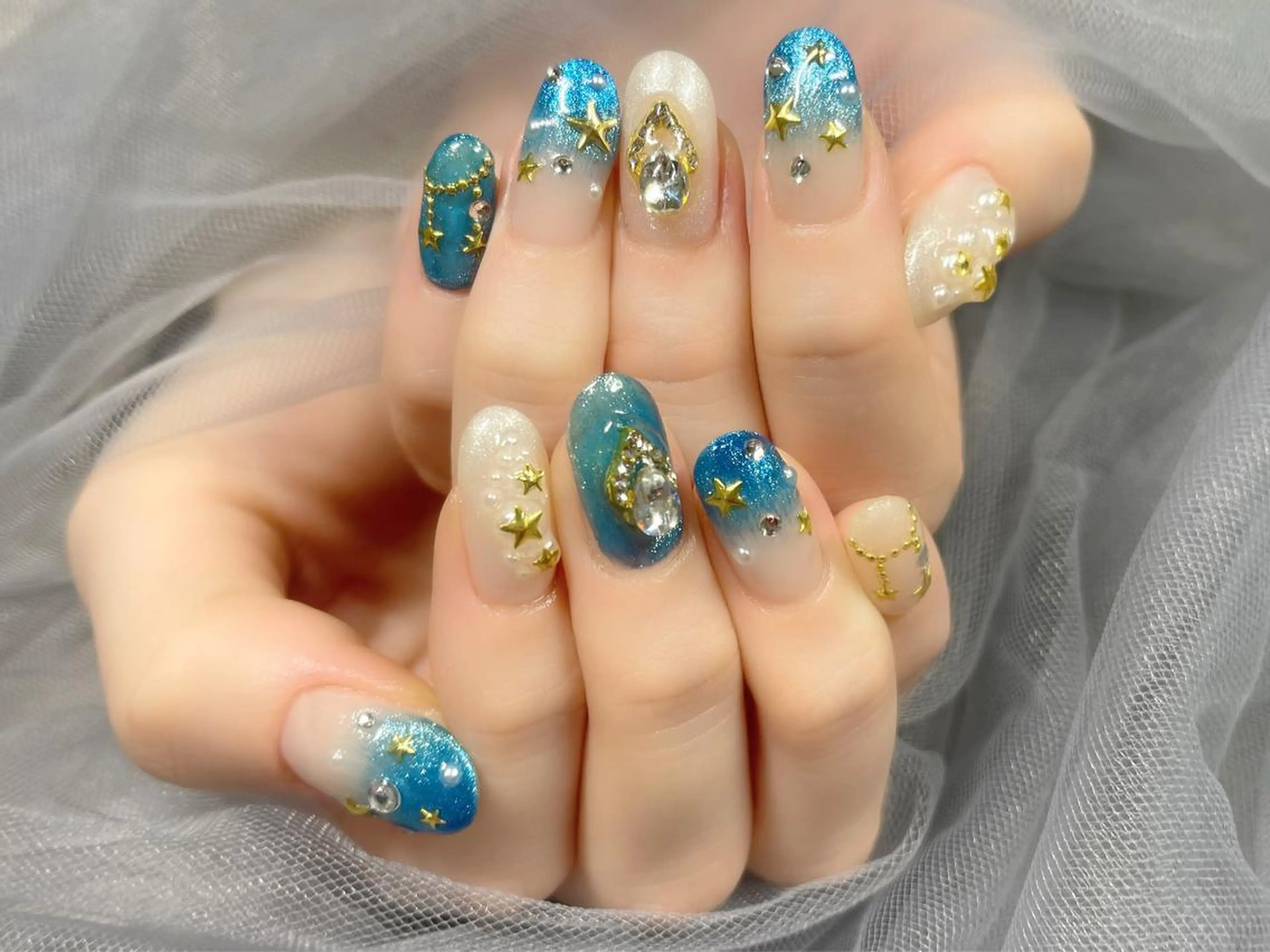 ネイル ブルー キラキラネイル ハンドネイル Nail Salon KURELLYのネイルデザイン