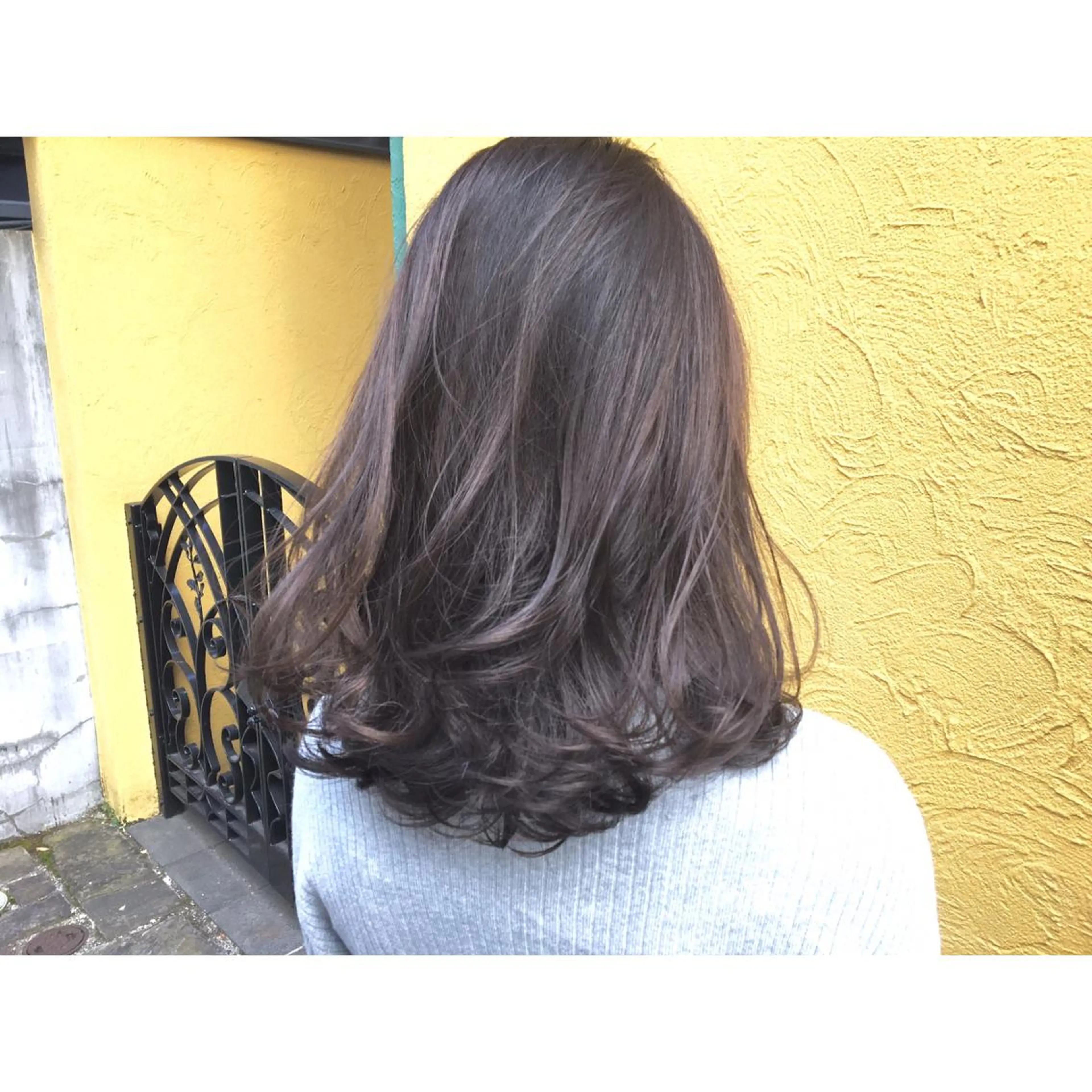 セミロング カラー パーマ ヘアアレンジ アッシュ ブリーチ ラベンダーカラー ラベンダーアッシュ ブリーチなしカラー 境 健助のヘアスタイル