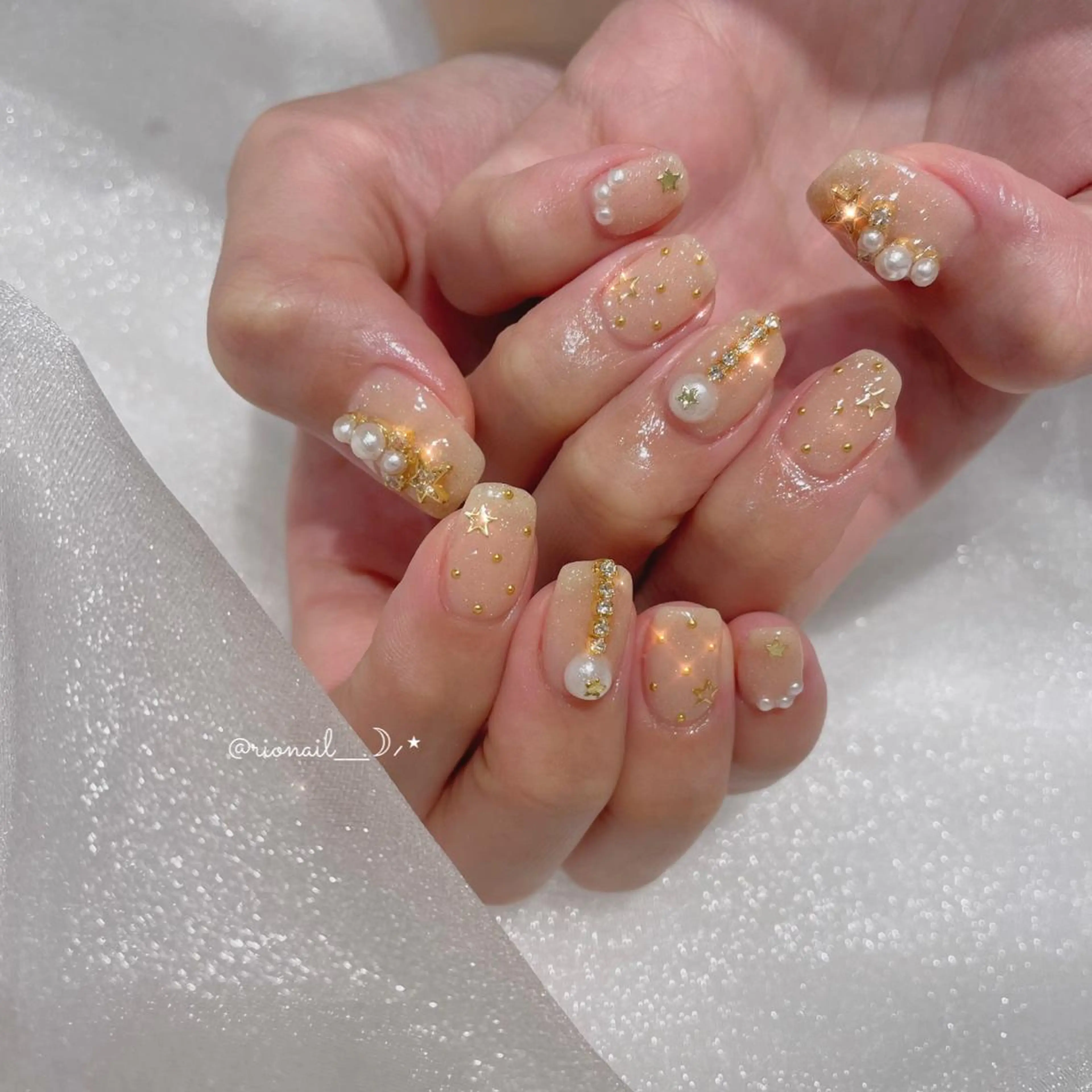 ネイル アートネイル ハンドネイル 𝘙𝘪𝘰𝘯𝘢 ...🕯🤍のネイルデザイン