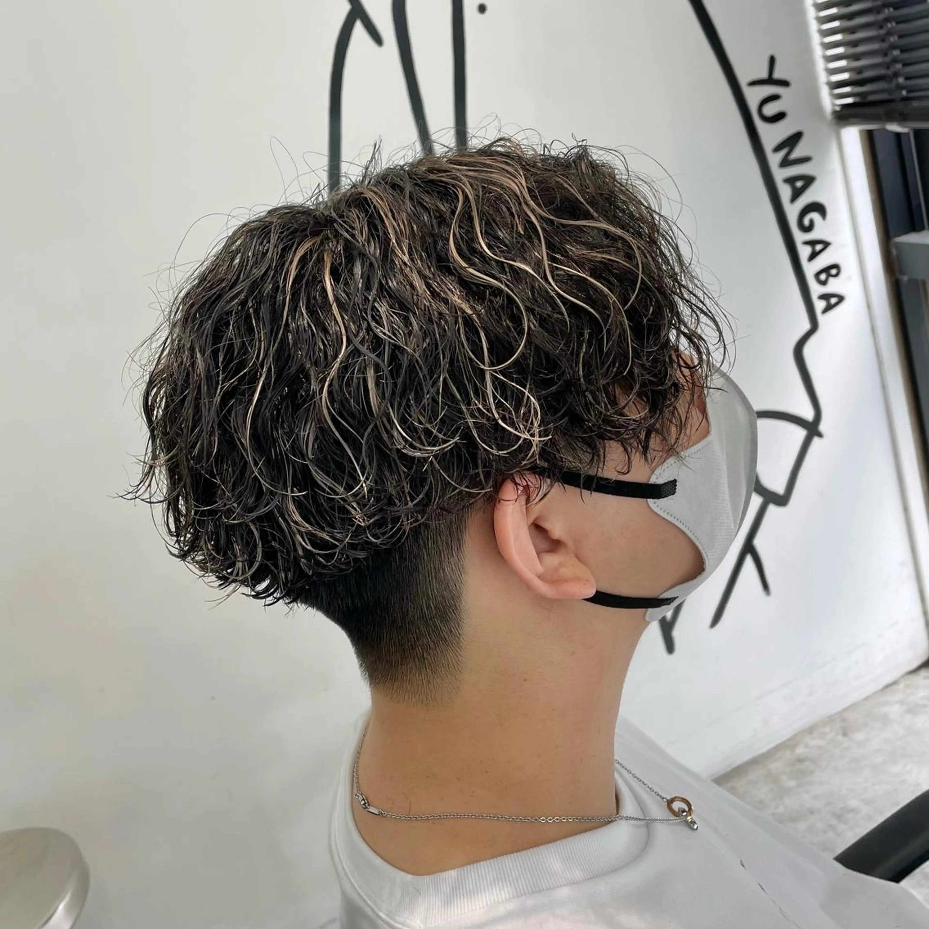 ショート カラー パーマ メンズ メンズハイライト 波巻きパーマ ハイライトカラー ハイライト カット ヘアカラー パーマ メンズ特化美容師/ 藤戸 椋のヘアスタイル