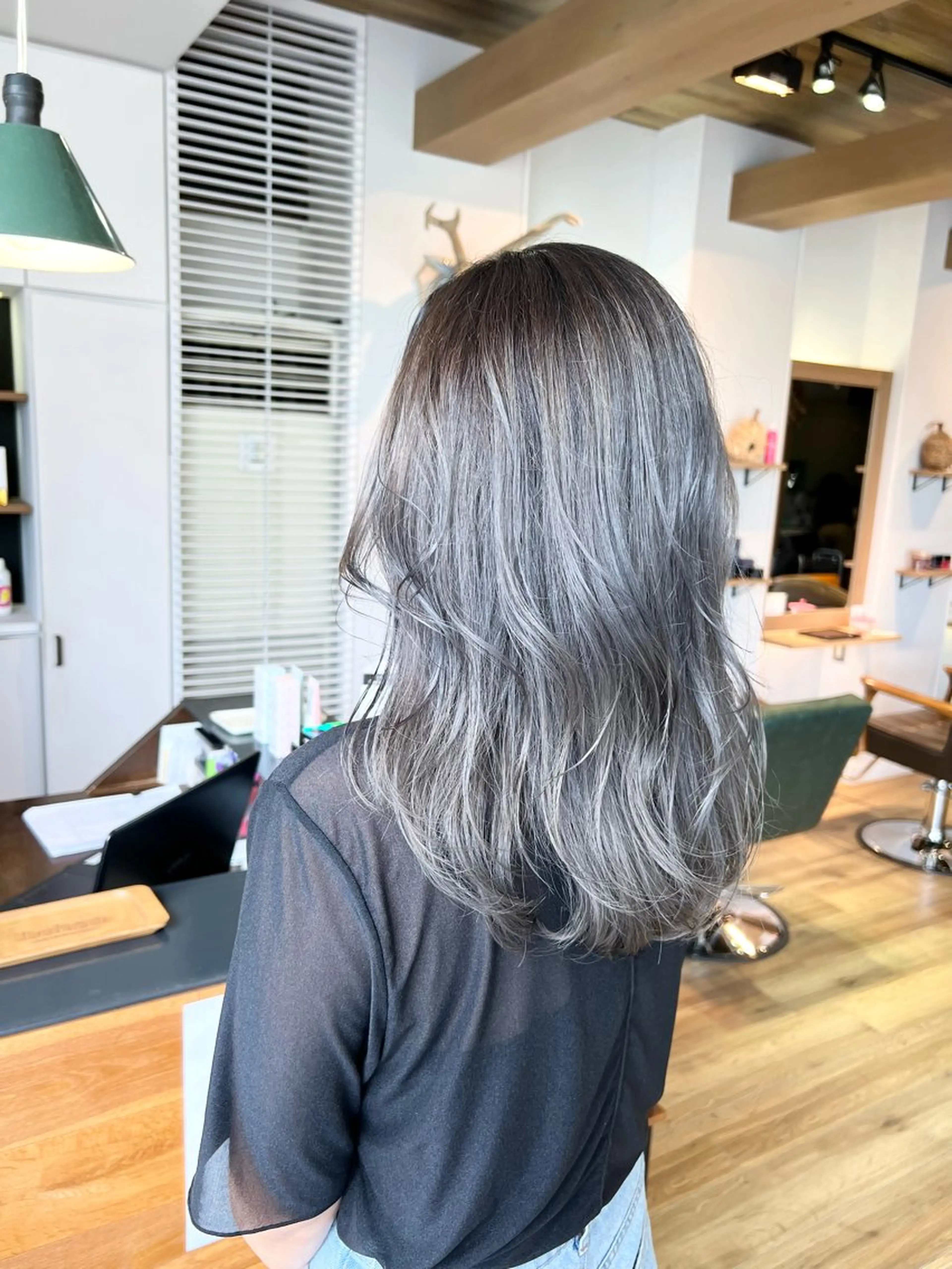 セミロング カラー ブリーチ グレージュ ヘアカラー トリートメント 堀 望美のヘアスタイル