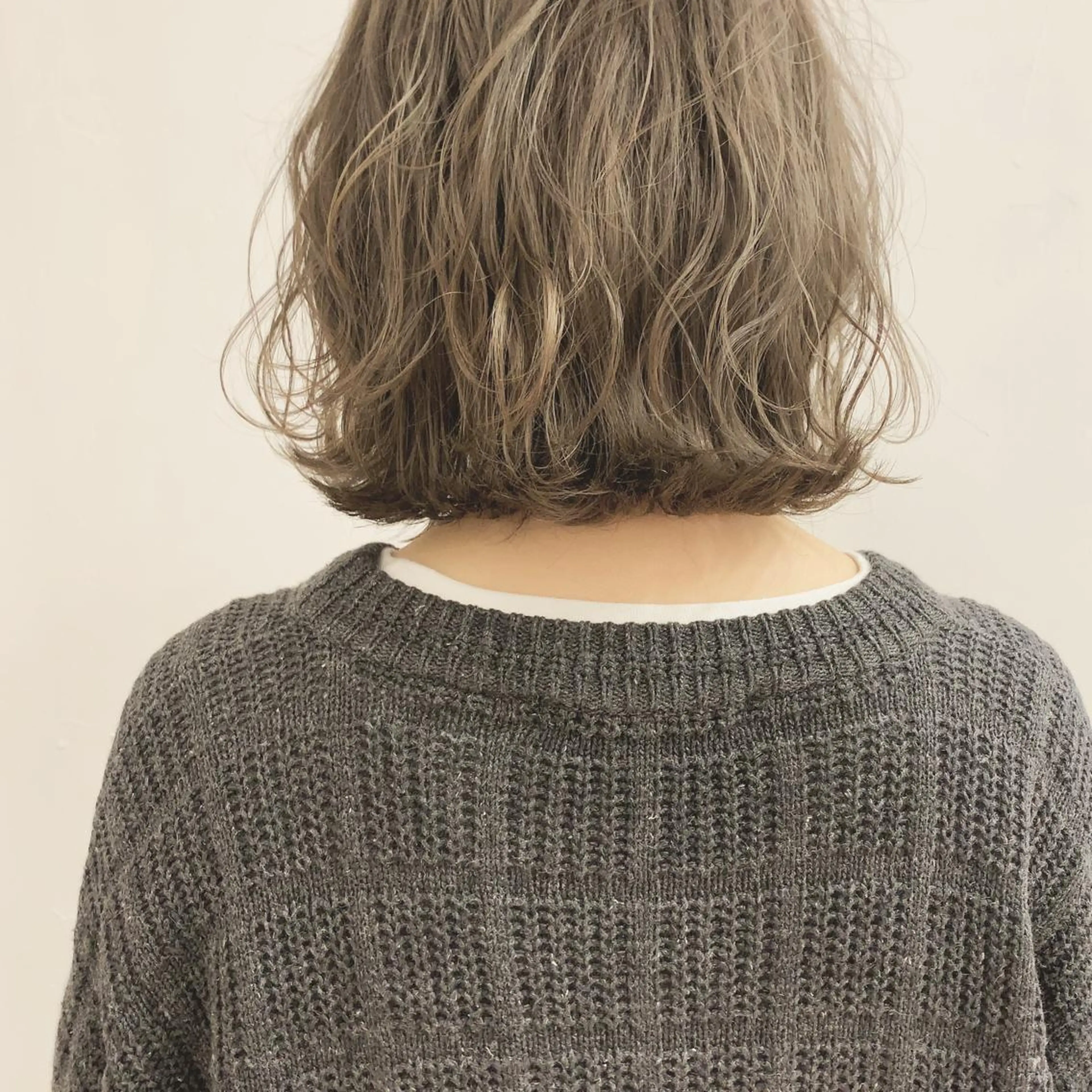 ショート カラー ベージュカラー ブリーチ ミルクティーベージュ ヘアカラー トリートメント ハイトーンボブ 前田 表参道 グレージュのヘアスタイル