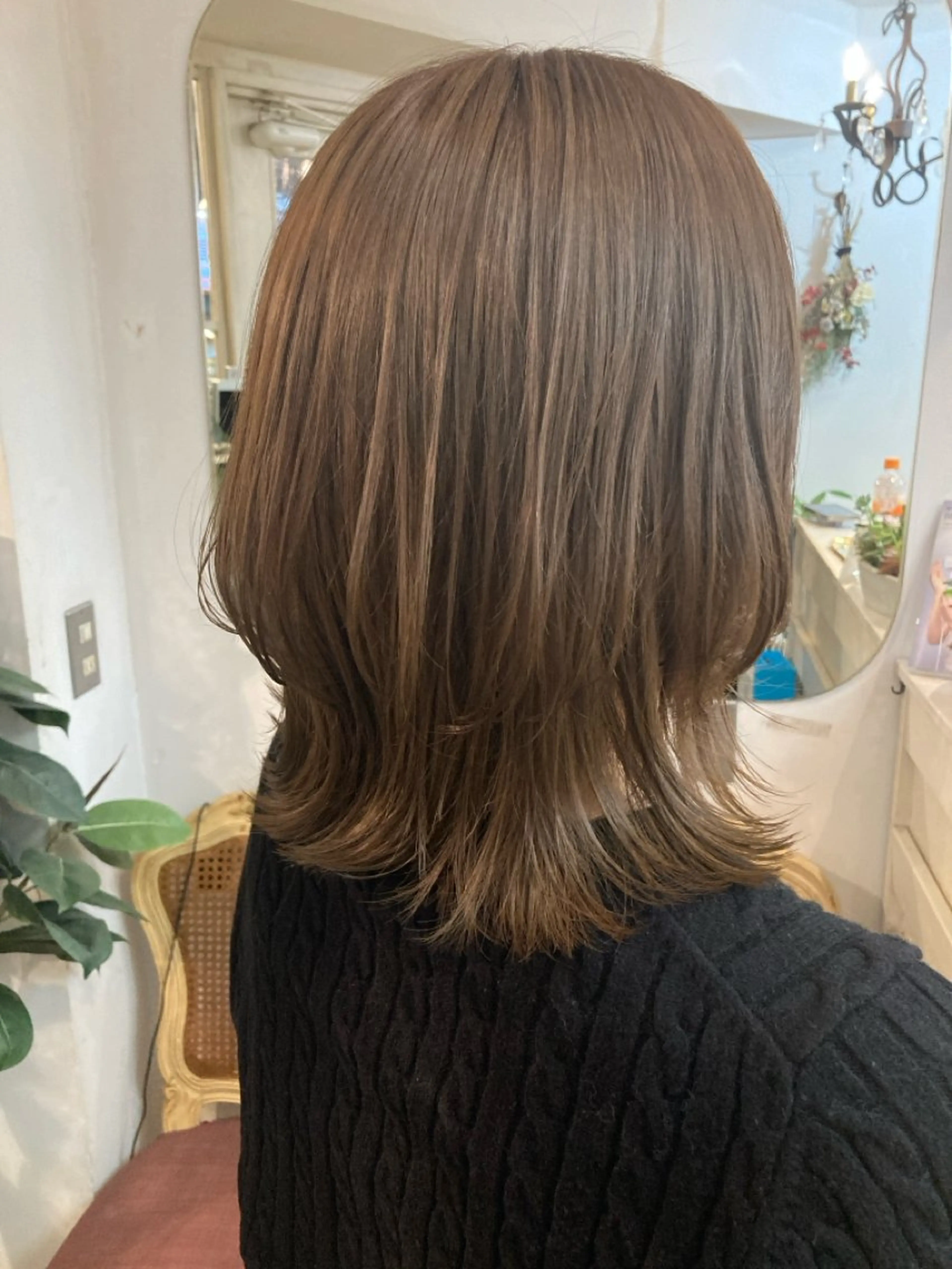 ミディアム レイヤーカット カット ヘアカラー 山﨑 彩香のヘアスタイル