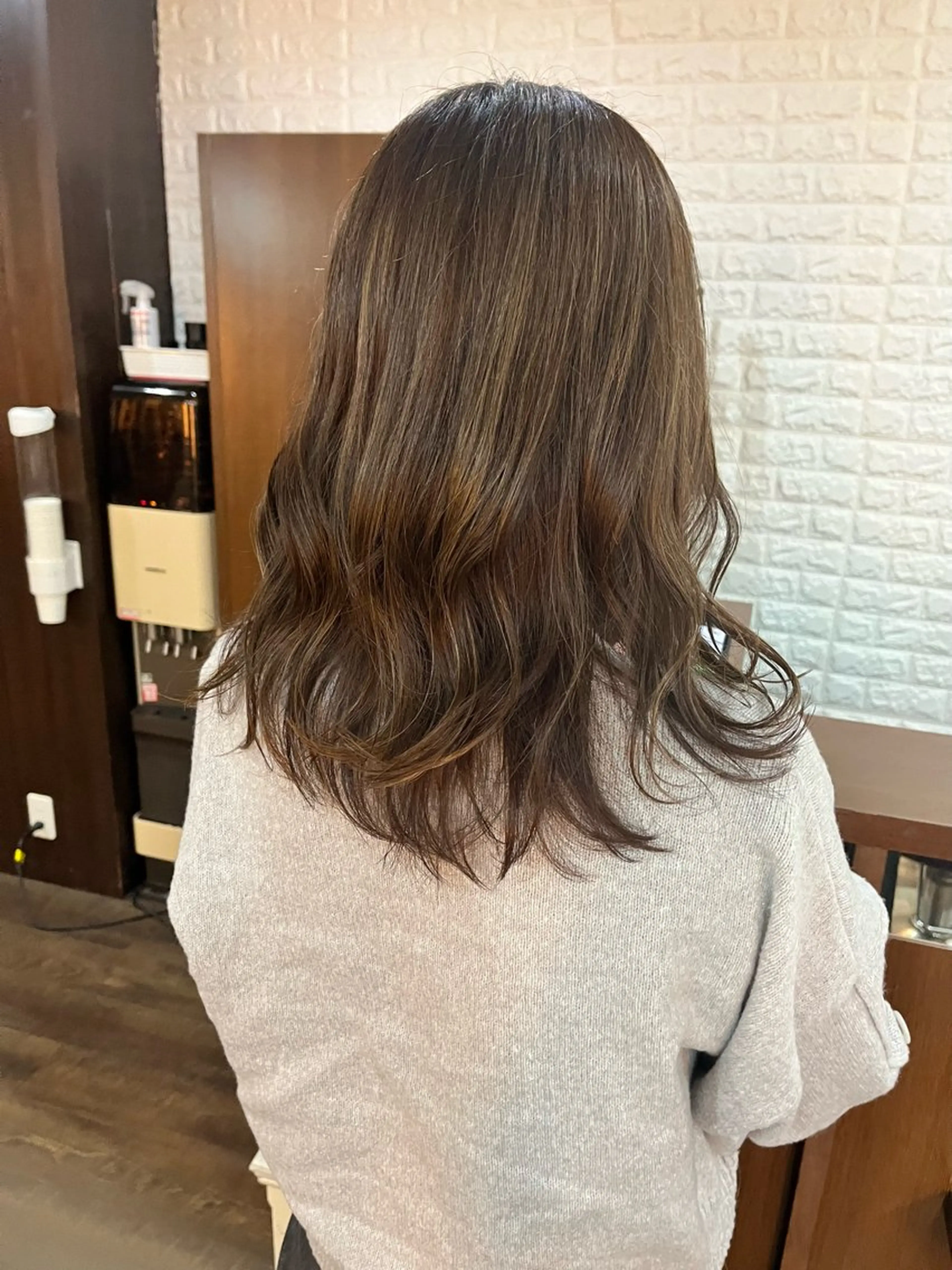 セミロング ハイライト トモタニ ミオのヘアスタイル