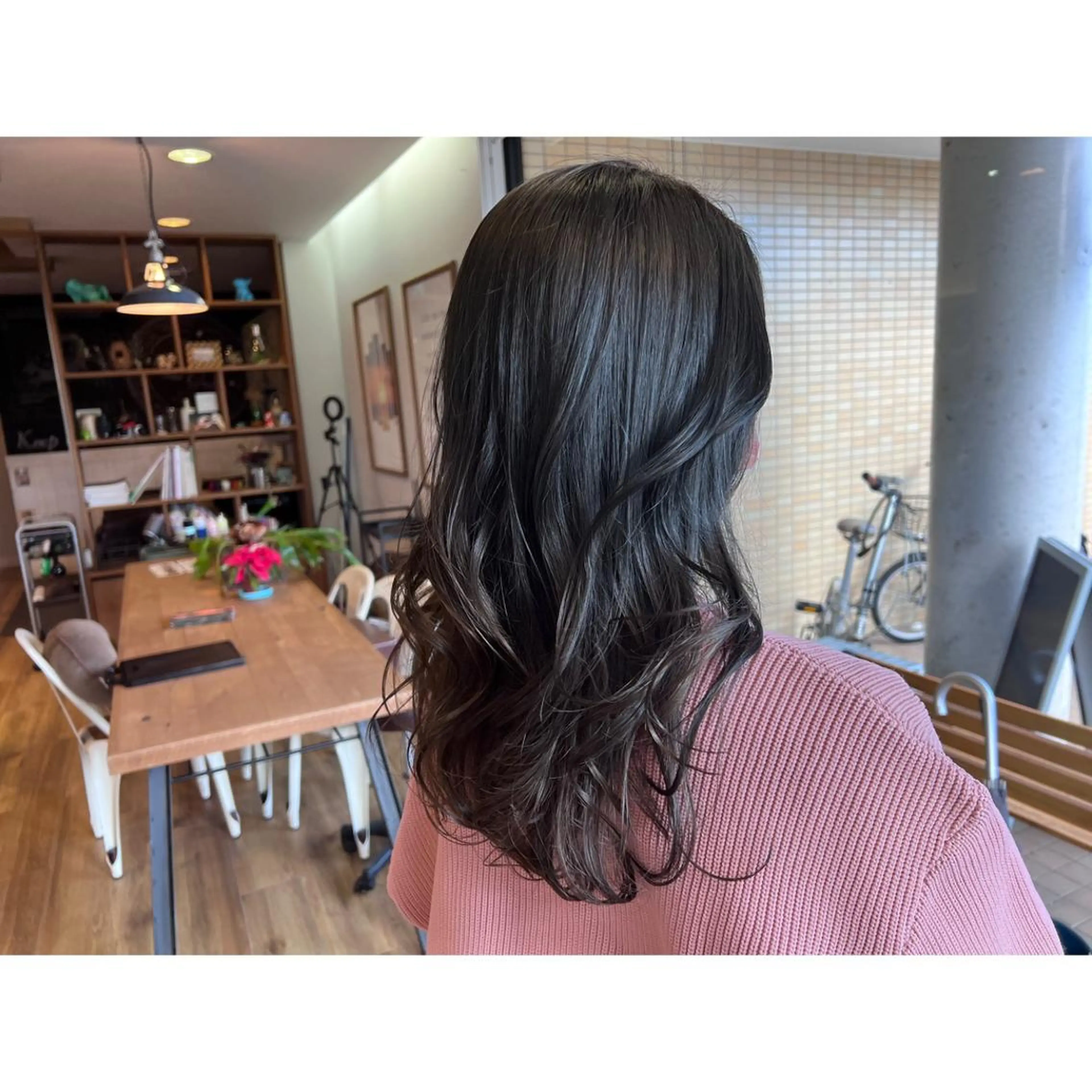 ロング カラー グレージュ オリーブグレージュ オリーブグレー ヘアカラー トリートメント ツキダテ ユイのヘアスタイル
