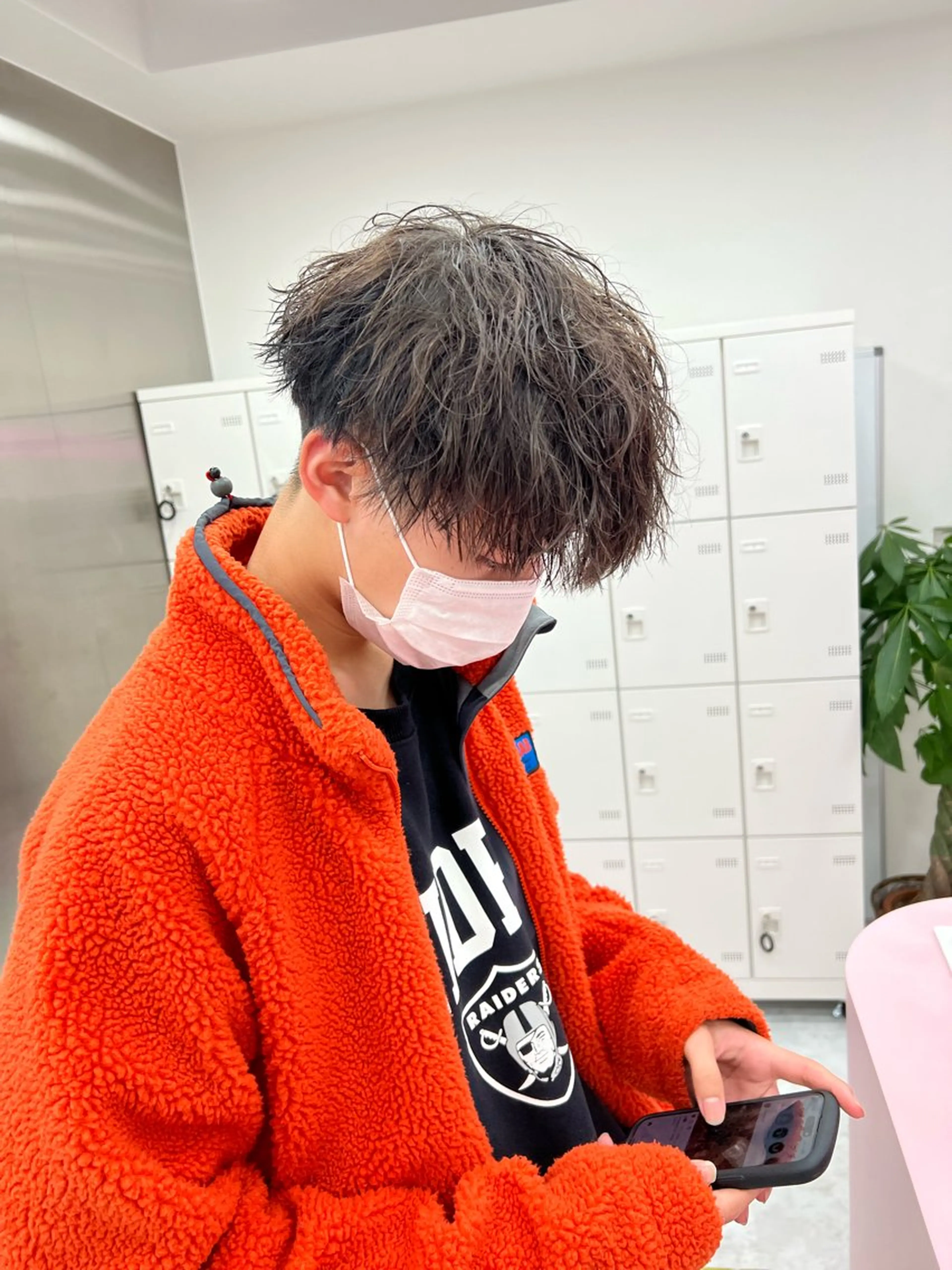 ミディアム パーマ メンズ ミディアムパーマ センターパート メンズ韓国風 韓国マッシュ マッシュウルフ メンズパーマ特化 TAIGAのヘアスタイル