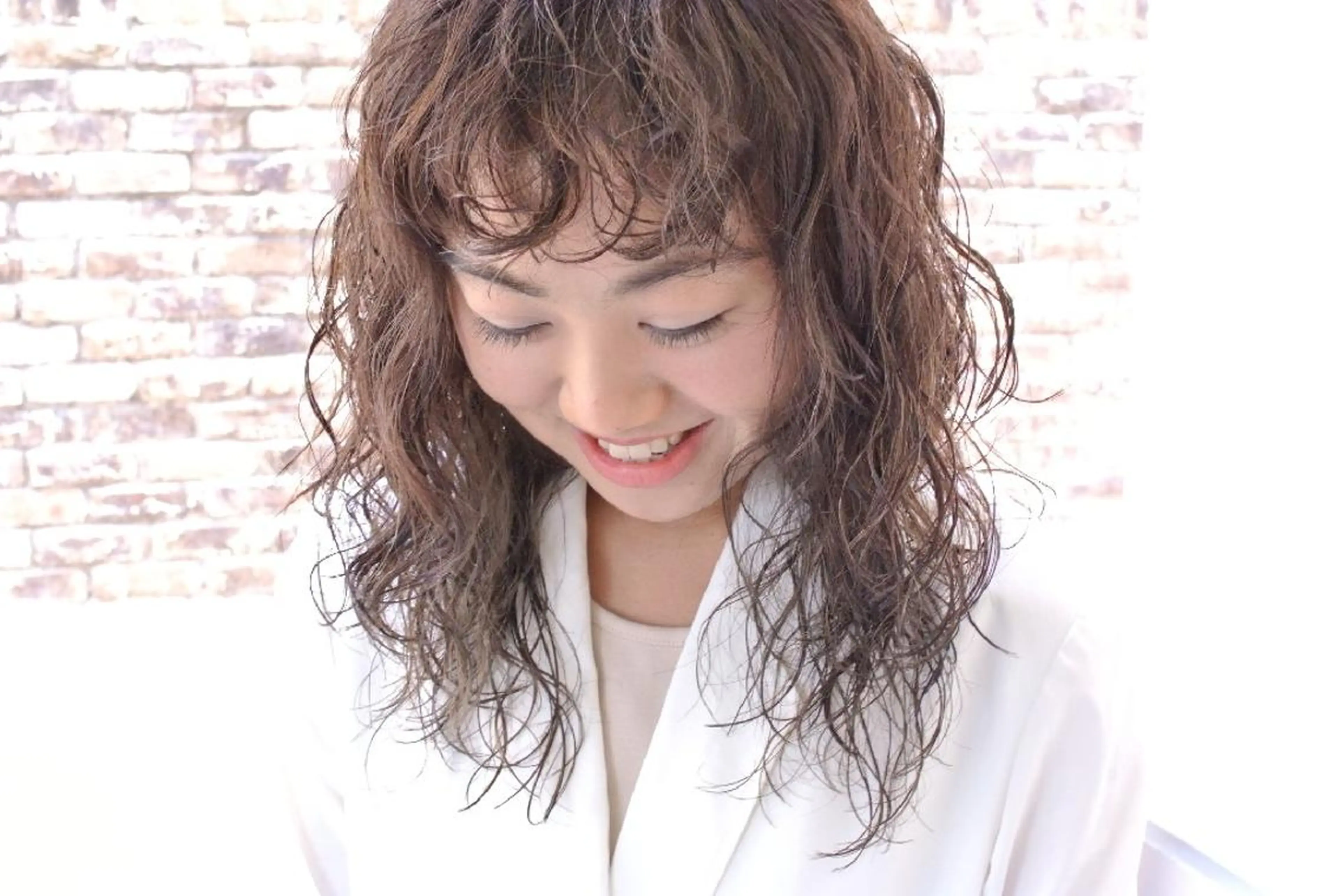 パーマ カラー セミロング セミロングパーマ ハイライトカラー ハイライト 樋口 千尋のヘアスタイル