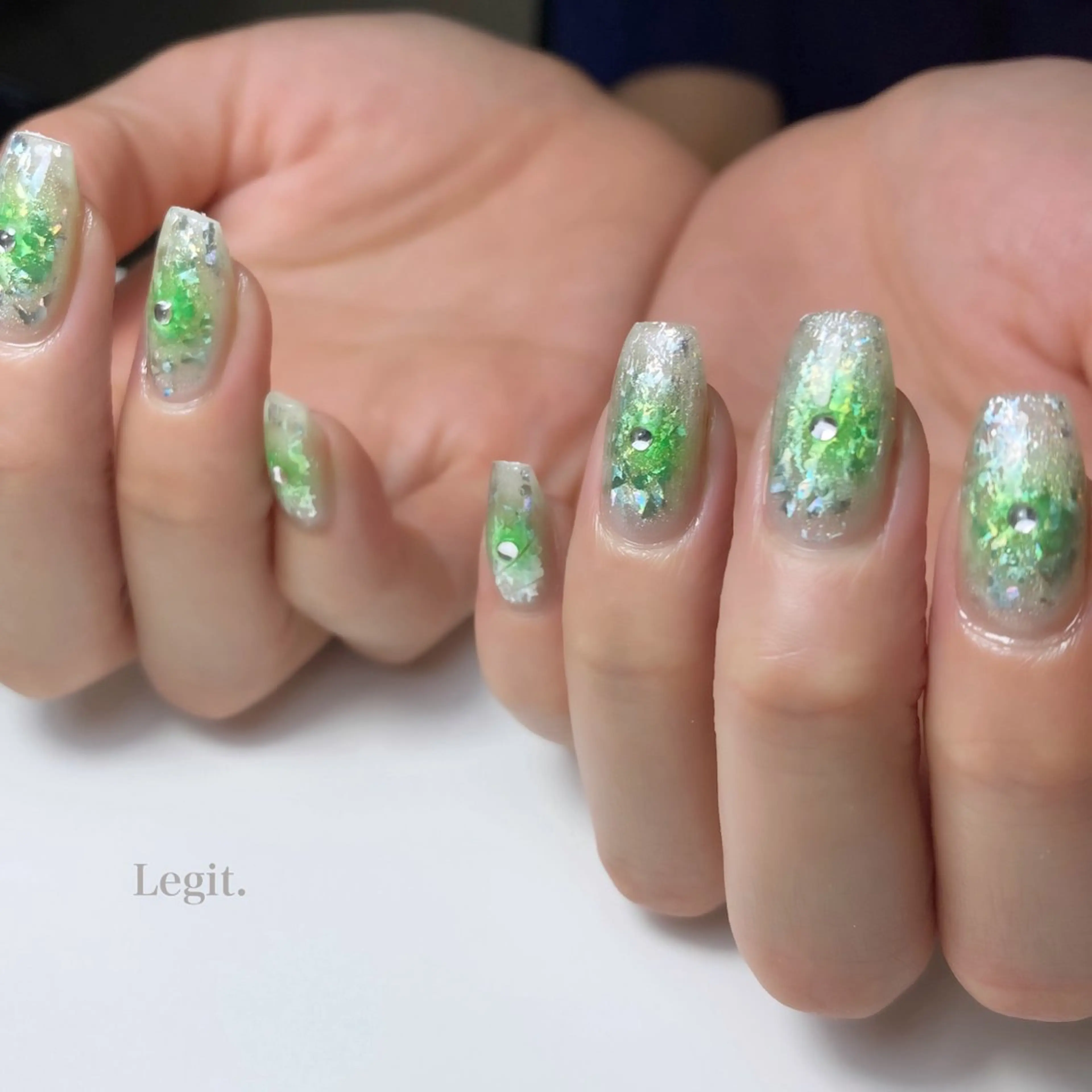 ネイル グリーン キラキラネイル マグネットネイル ストーンネイル Legit nail salonのネイルデザイン