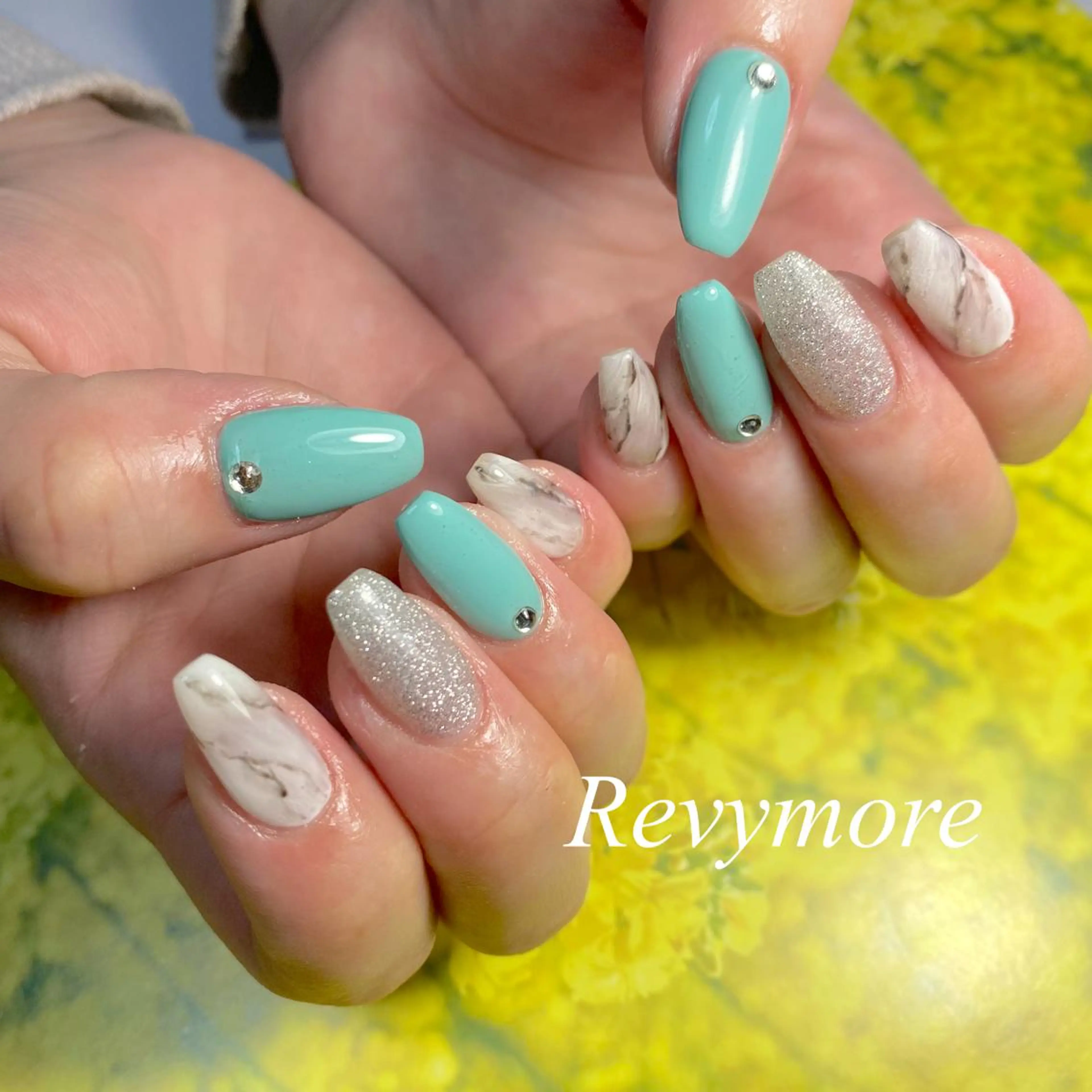 ミディアム ネイル ジェルネイル ニュアンスネイル オフィスネイル シンプルネイル nail salon Revymore所属・nail salon Revymoreのネイルデザイン
