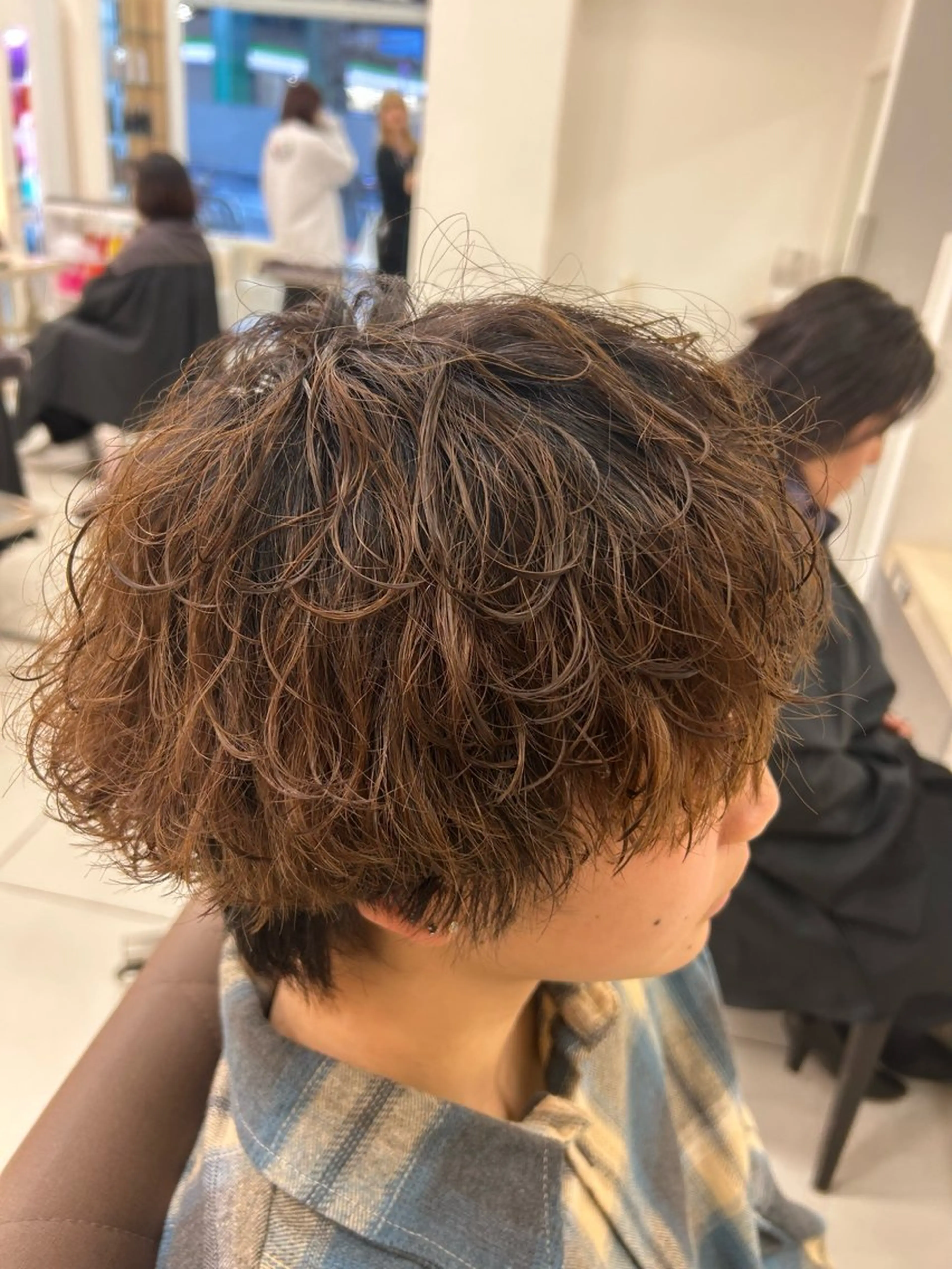 カラー パーマ メンズ センターパート フェードカット フェザーパーマ カルマパーマ マッシュ 髪質改善/艶カラー/ メンズパーマ/鈴木のヘアスタイル