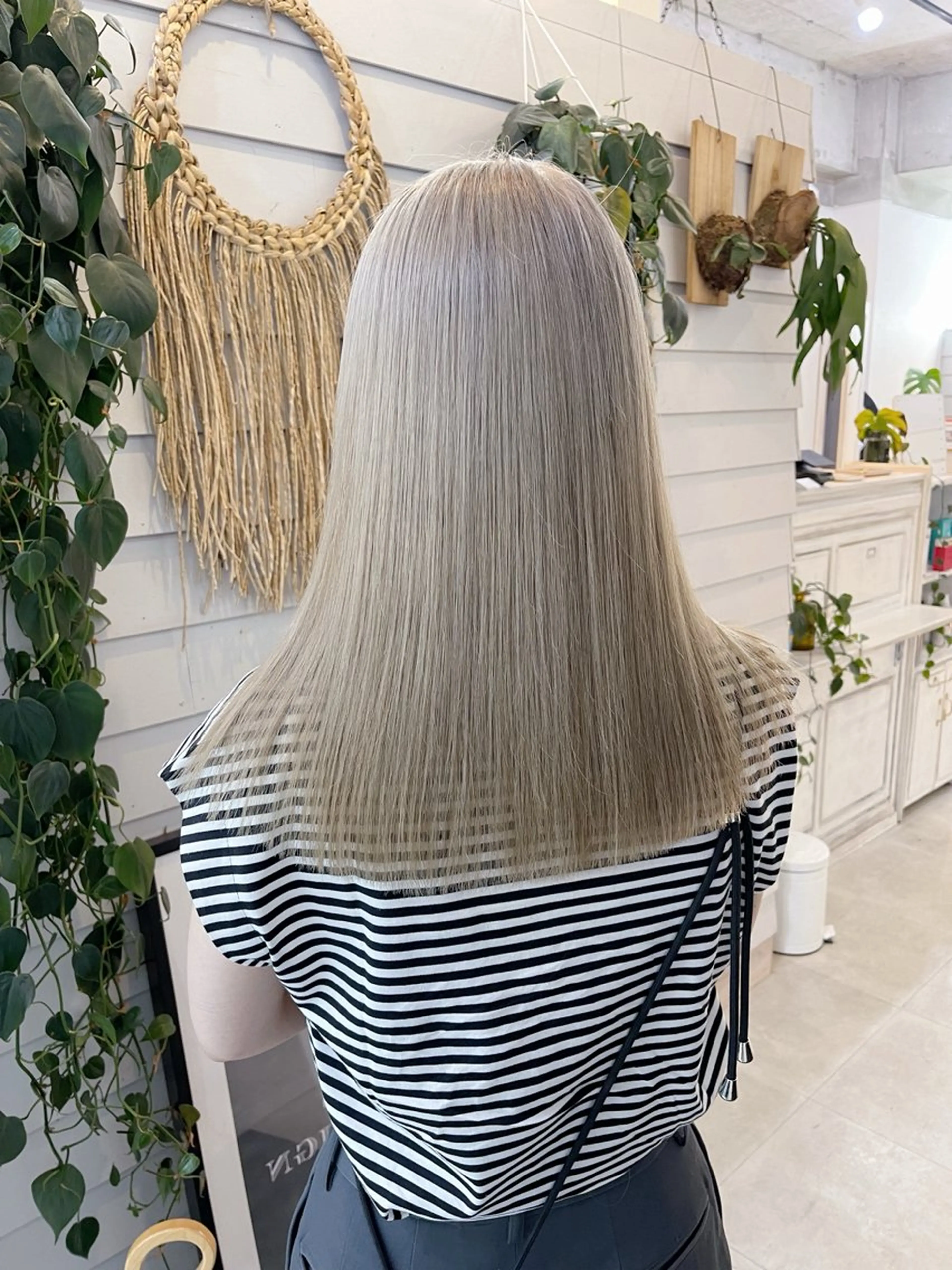 セミロング カラー ベージュカラー ブリーチ ケアブリーチ ホワイトベージュ ヘアカラー トリートメント AiM 大名　似合わせカットのヘアスタイル