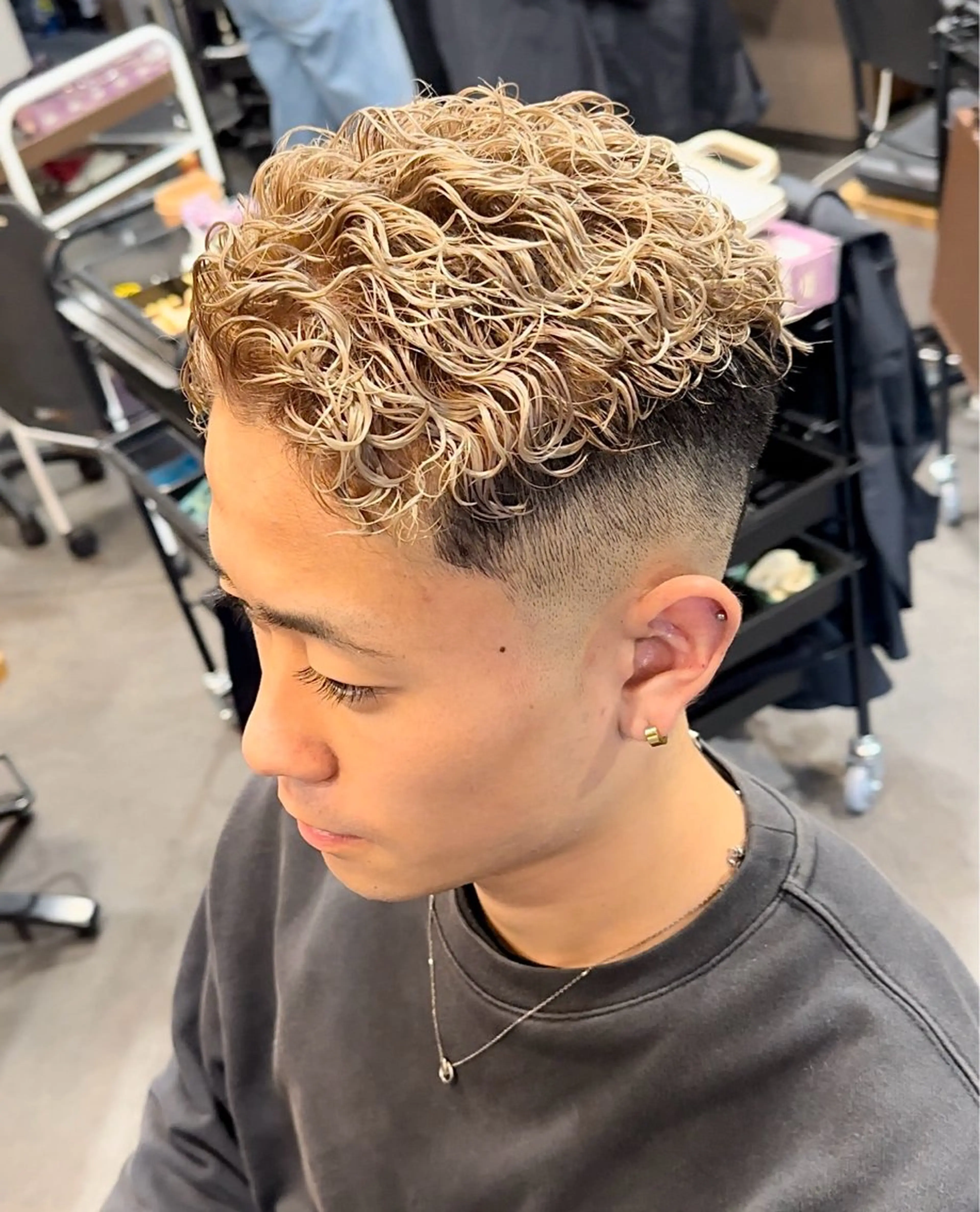 カラー パーマ メンズ メンズブリーチ フェードカット メンズパーマ スキンフェード ブリーチ カット ヘアカラー パーマ 年間2000名担当◎ パーマ職人/仲原佑樹のヘアスタイル