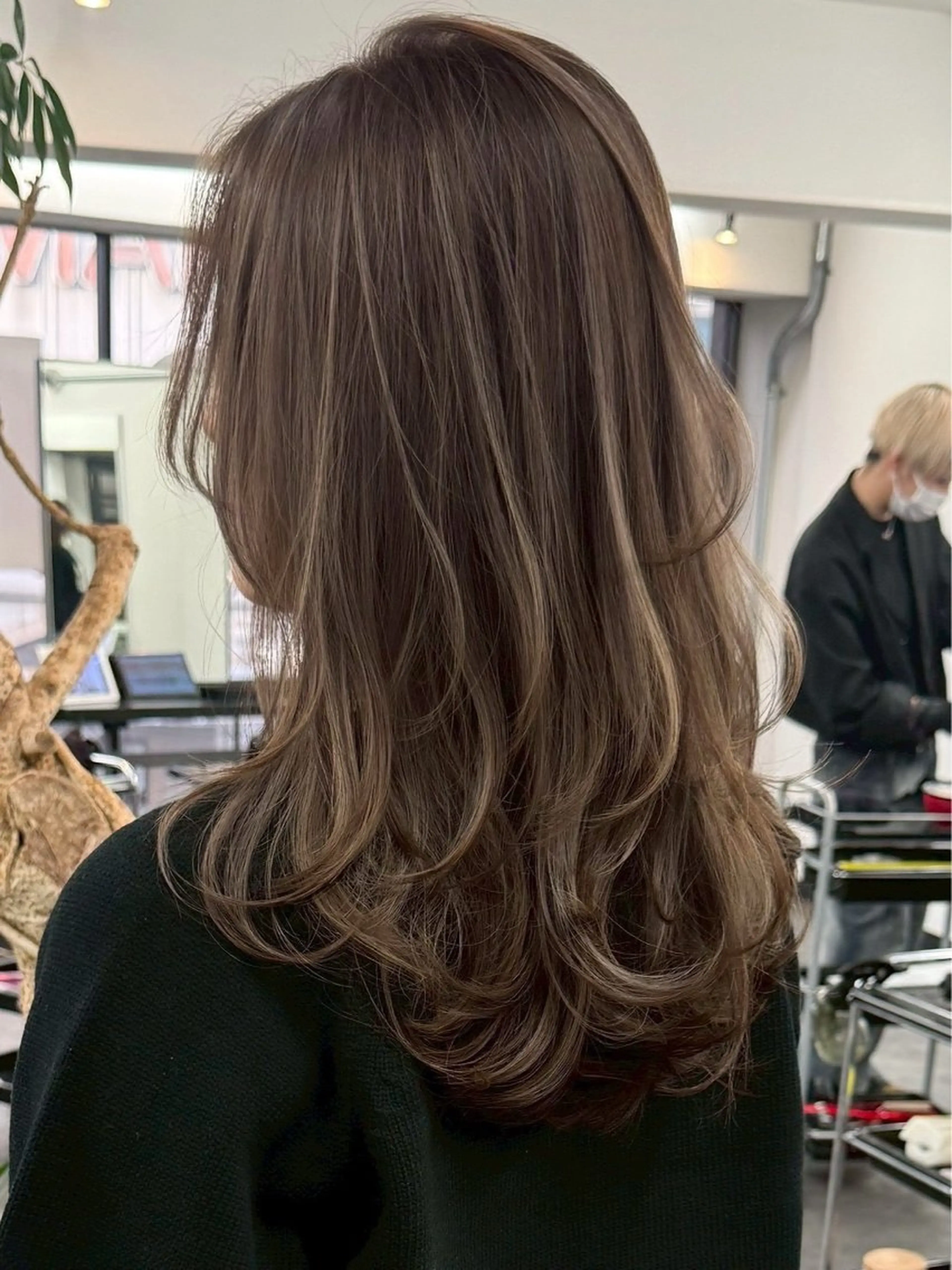 セミロング ハイライト カット ヘアカラー 市毛 結菜のヘアスタイル