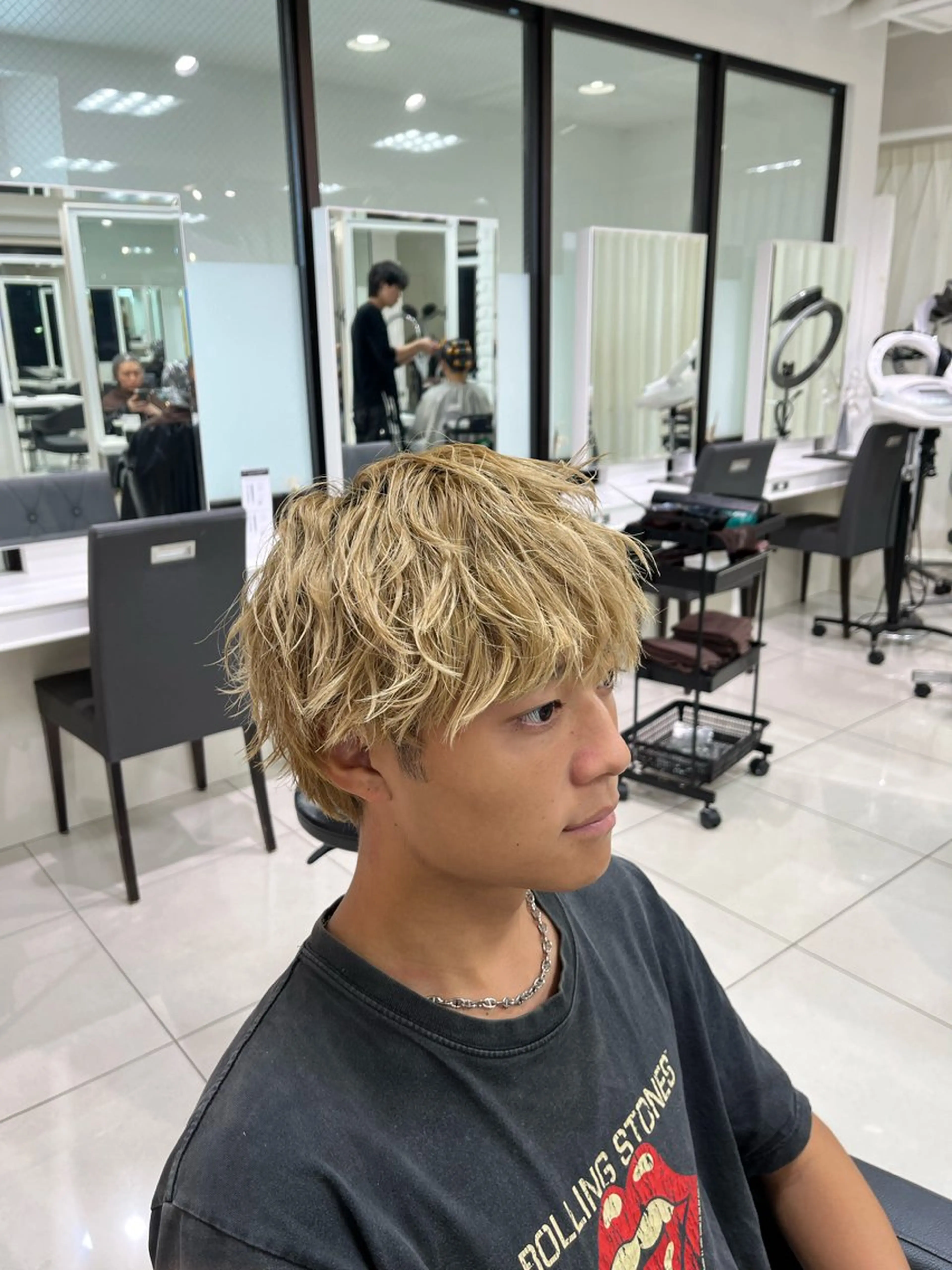 ショート メンズ メンズハイトーン マッシュ ツーブロック 刈り上げ カット メンズパーマ職人 パーマ🔥ritaのヘアスタイル